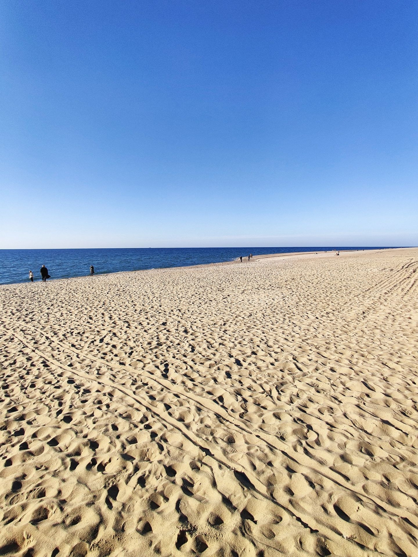 Широкий песчаный пляж Балтийского моря в Янтарном