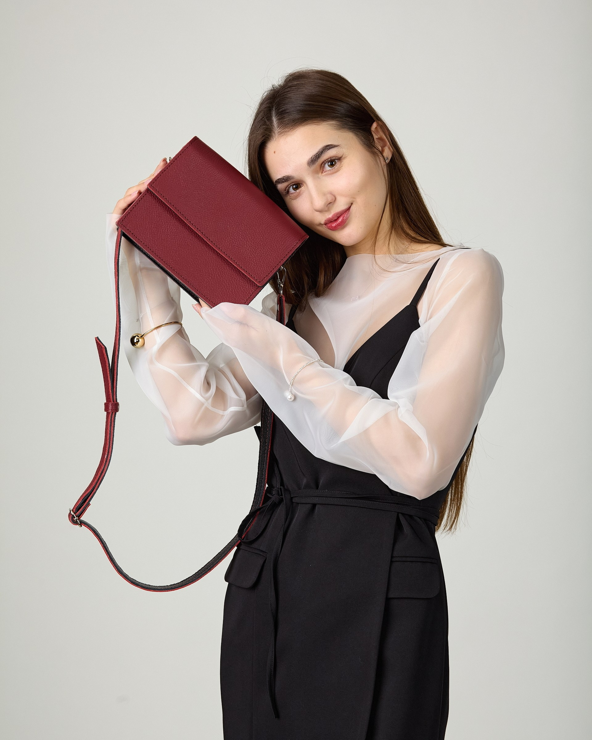 Контакты. Бренд Alligatore Biaco — это изящные изделия из натуральной кожи