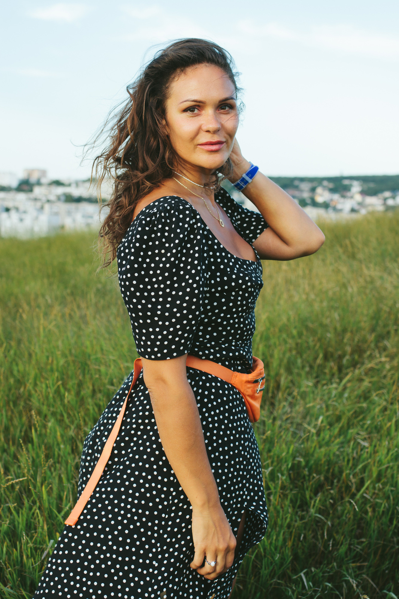 Индивидуальная фотосессия для развития личного бренда. Красивая девушка прогуливается по траве летним вечером в Крыму, портрет.