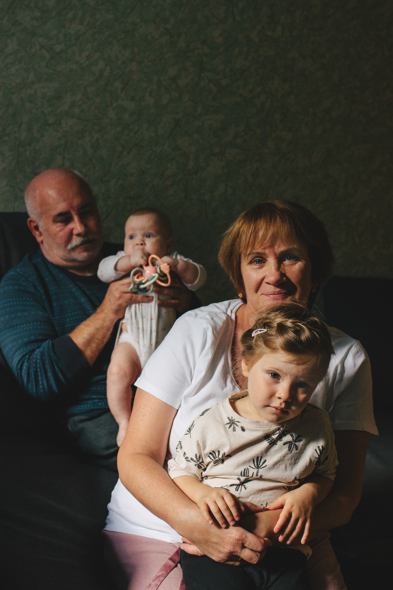 Семейная домашняя фотосессия в Симферополе. Молодые бабушка и дедушка фотографируются с маленькими внуками.