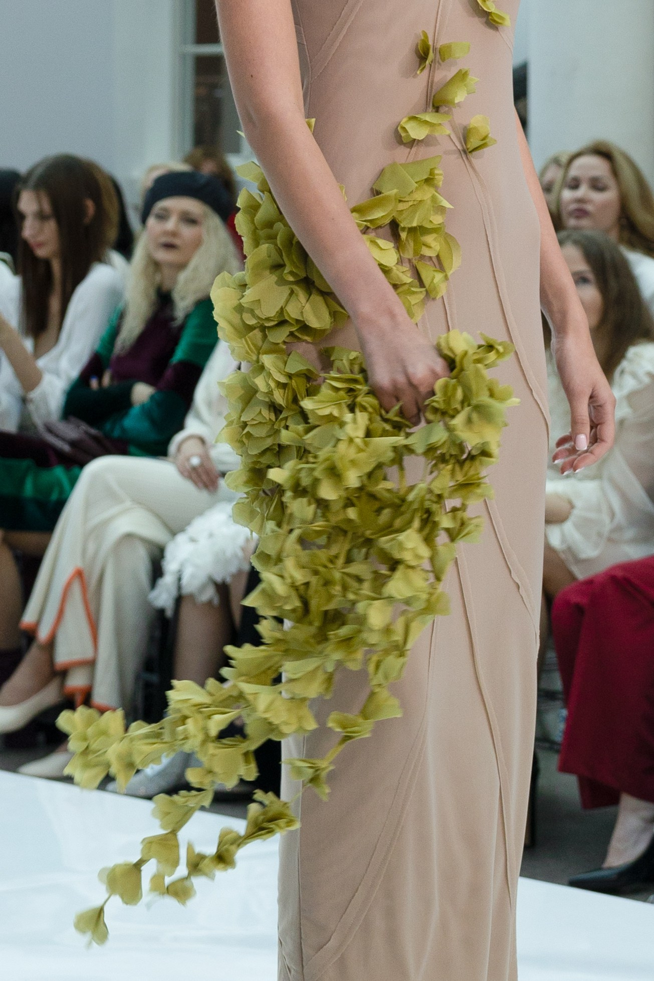 <img src="image.jpg" alt="модный показ в Санкт-Петербурге">