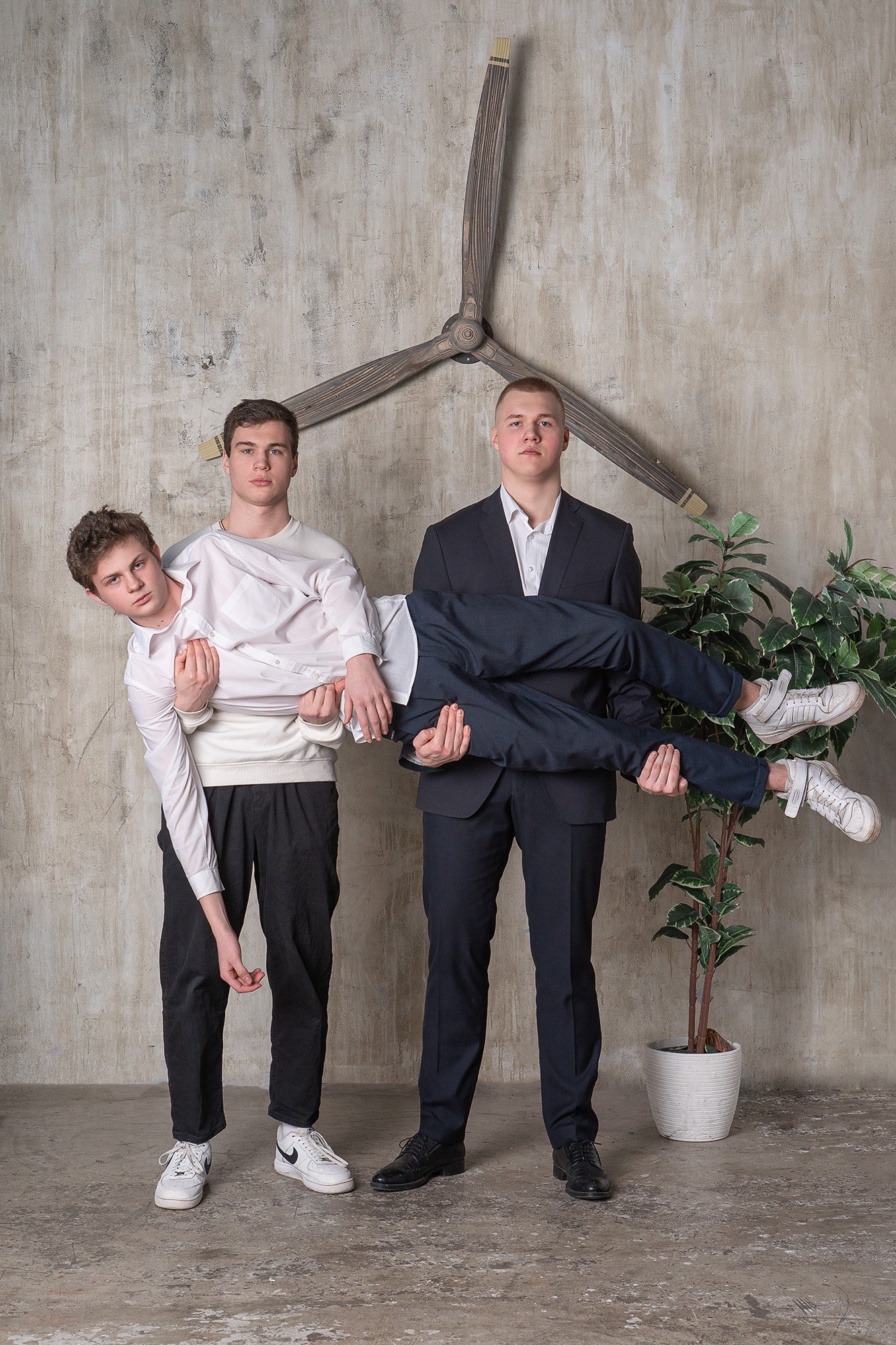 Групповое студийное фото для выпускного альбома, юноши, трое, двое юношей держат третьего на руках.