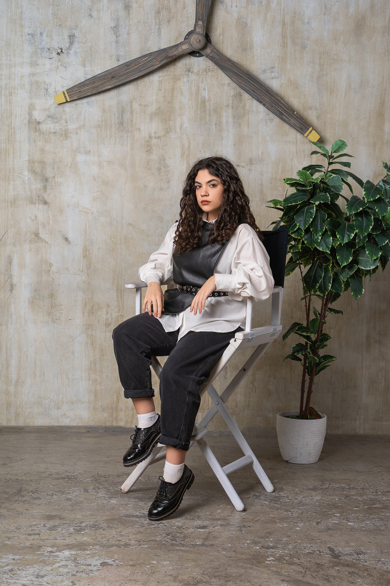 Девушка с темными длинными кудрявыми волосами.