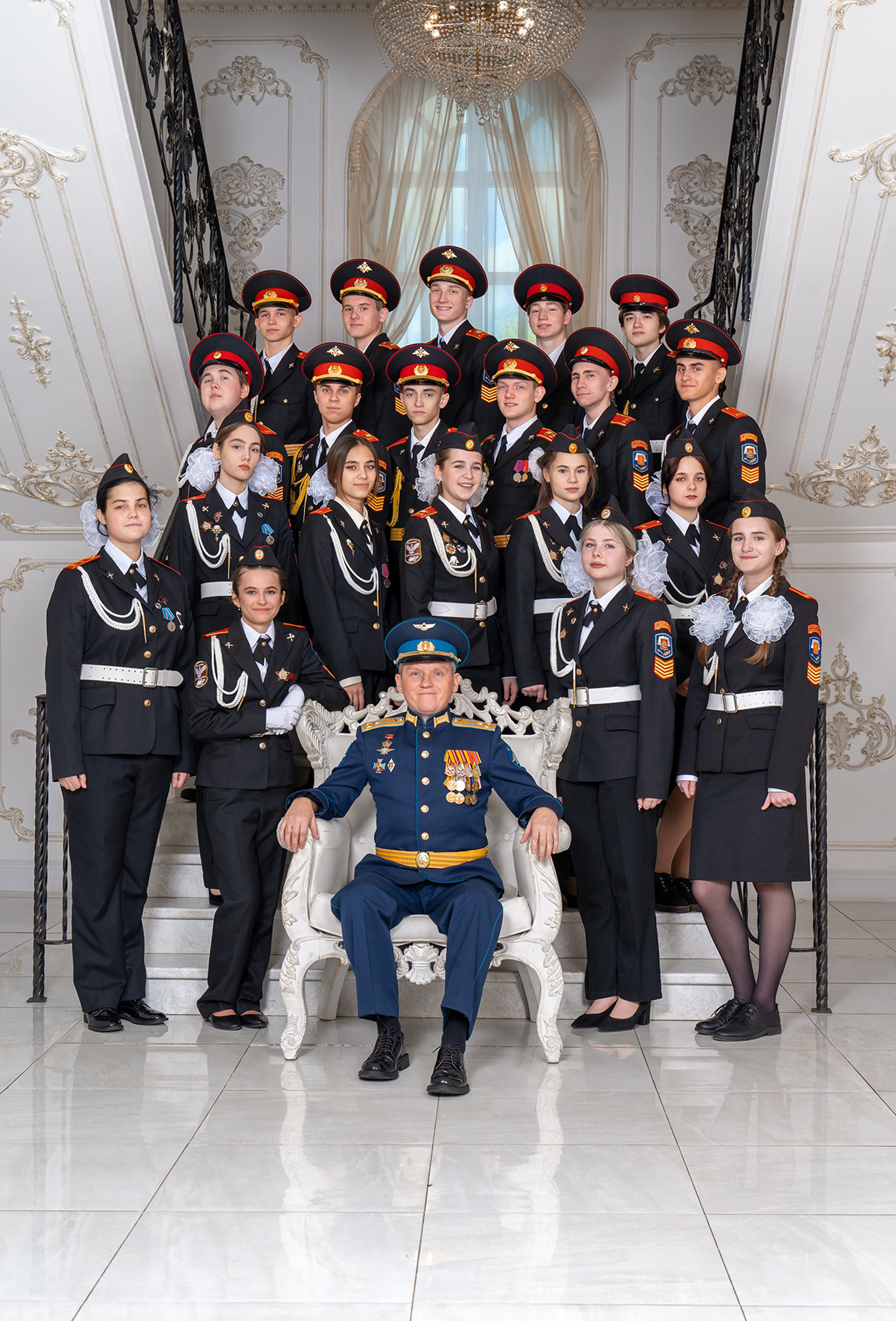 Общее фото кадетов в парадной форме. На переднем плане в кресле сидит офицер-воспитатель.