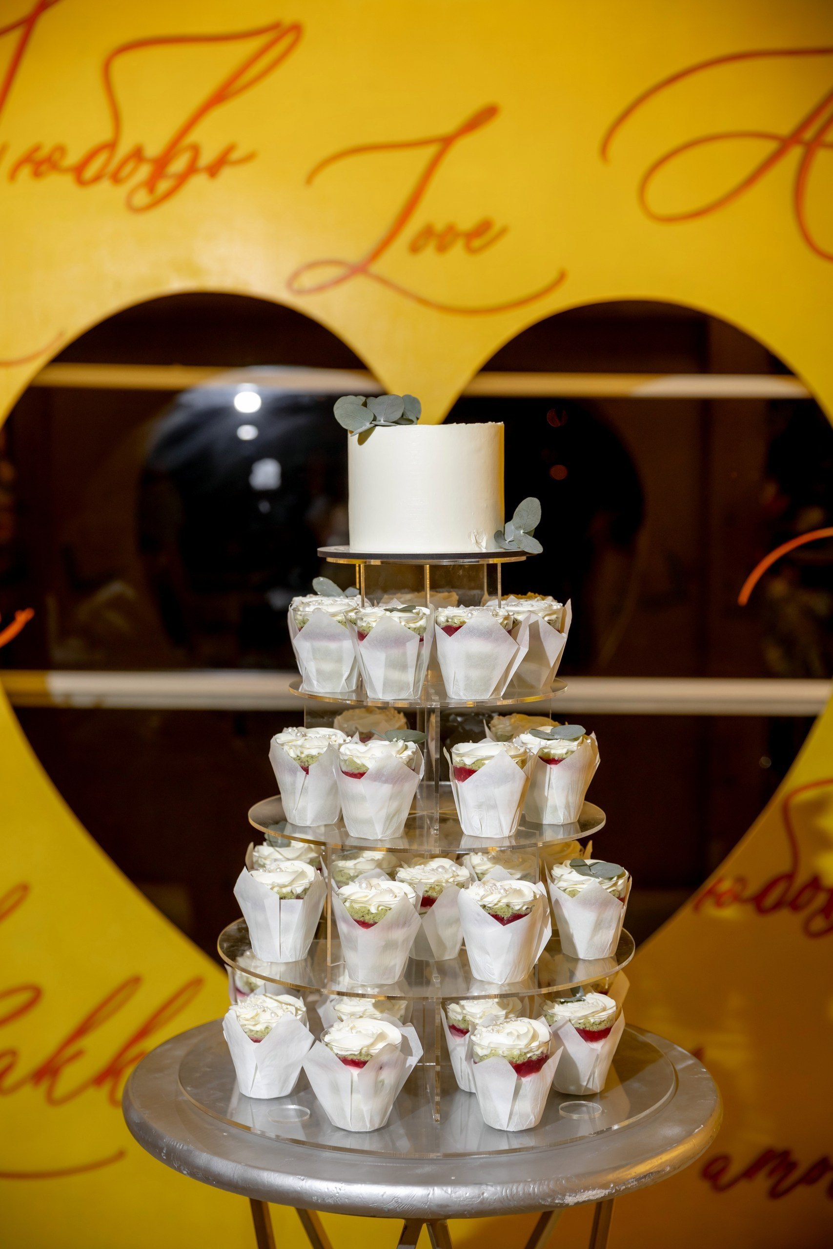 Фуршетный стол с главным тортом и изящными десертами