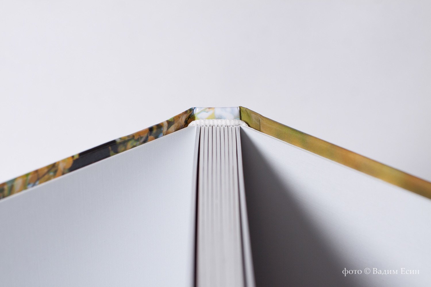 Демонстрация корешка и форзаца свадебной фотокниги.