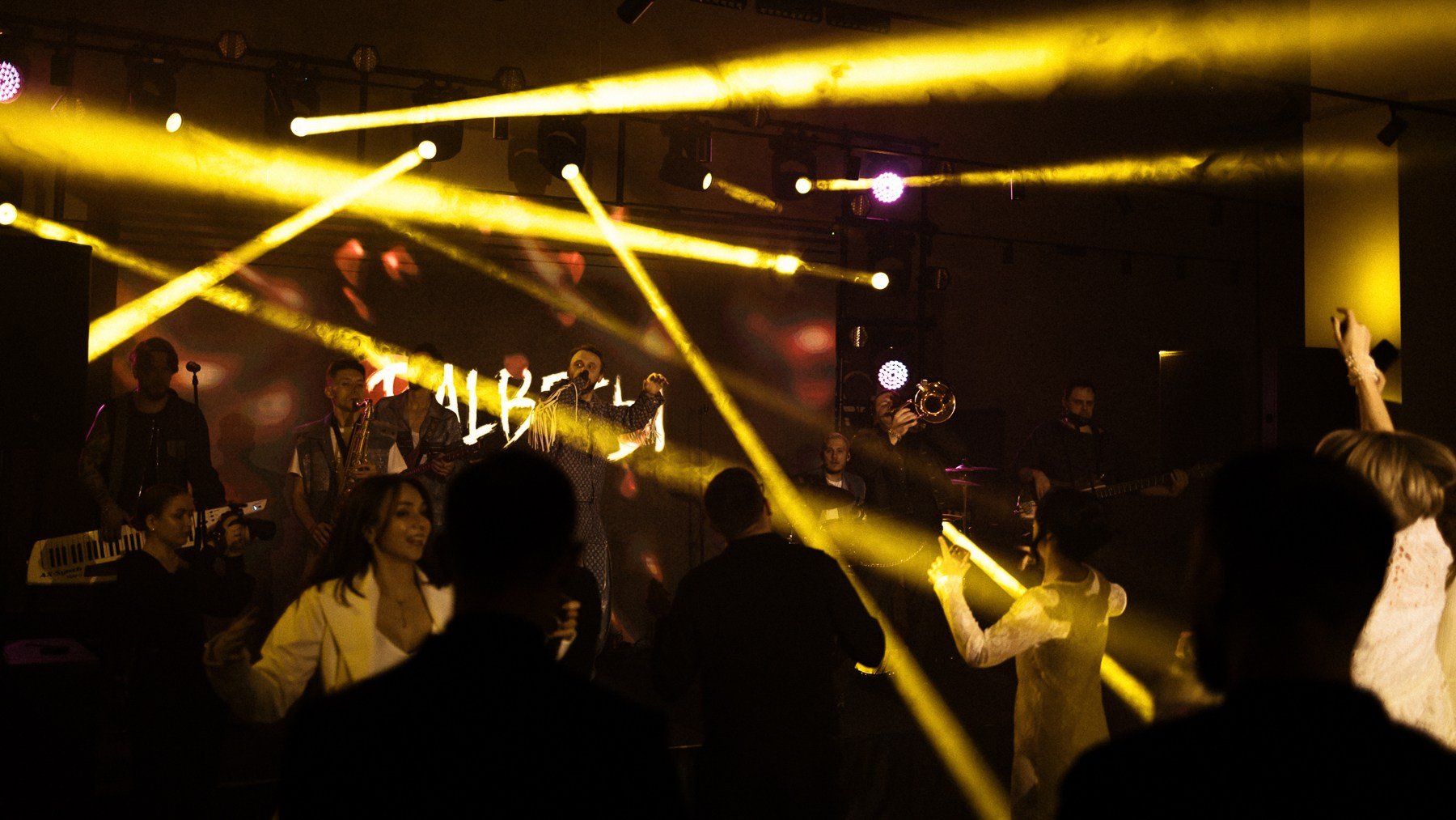 Фотограф на свадебную вечеринку Москва. VERSLIBRE | Свадебный и репортажный фотограф в Санкт-Петербурге, Москве, и Поволжье