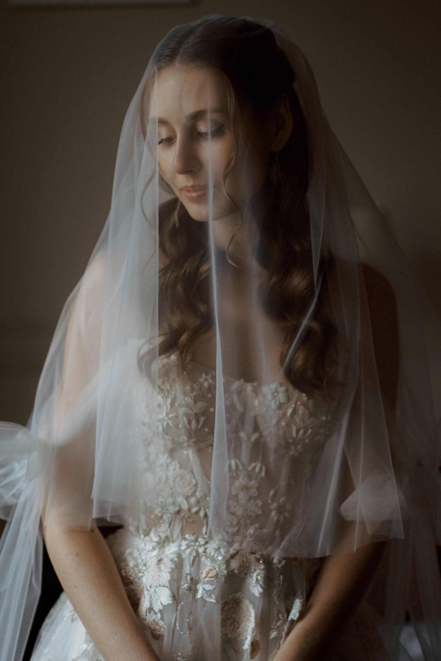 утро невесты портрет невесты с фатой мягкий свет сборы невесты