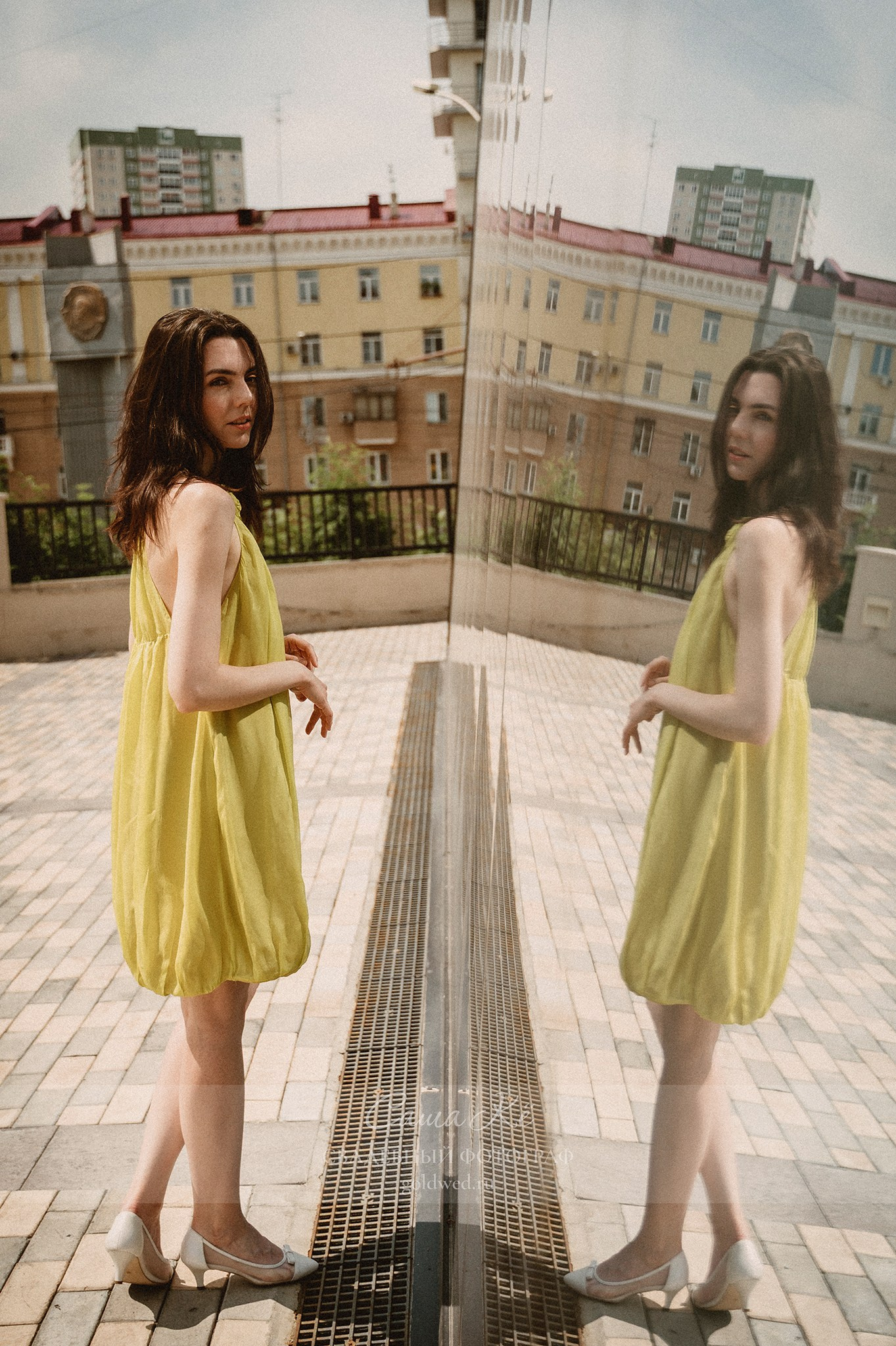 Фэшн фотосъёмка на крыше, прогулка по локации, модель, романтика кадра, нежность и эмоции. Фотограф Новосибирск — Саша Кё.