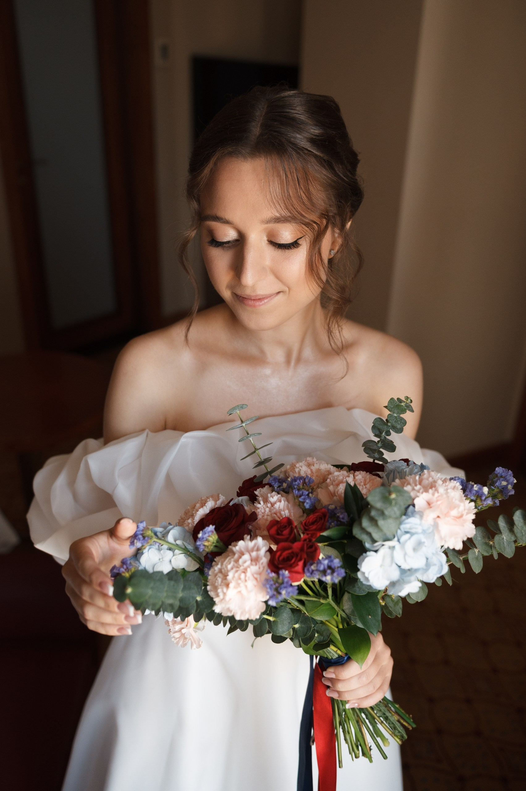 Сборы невесты в отеле. Свадебный букет в красно синих цветах. Красно синяя свадьба, Красно синий декор на свадьбу. Агентство ПИОН