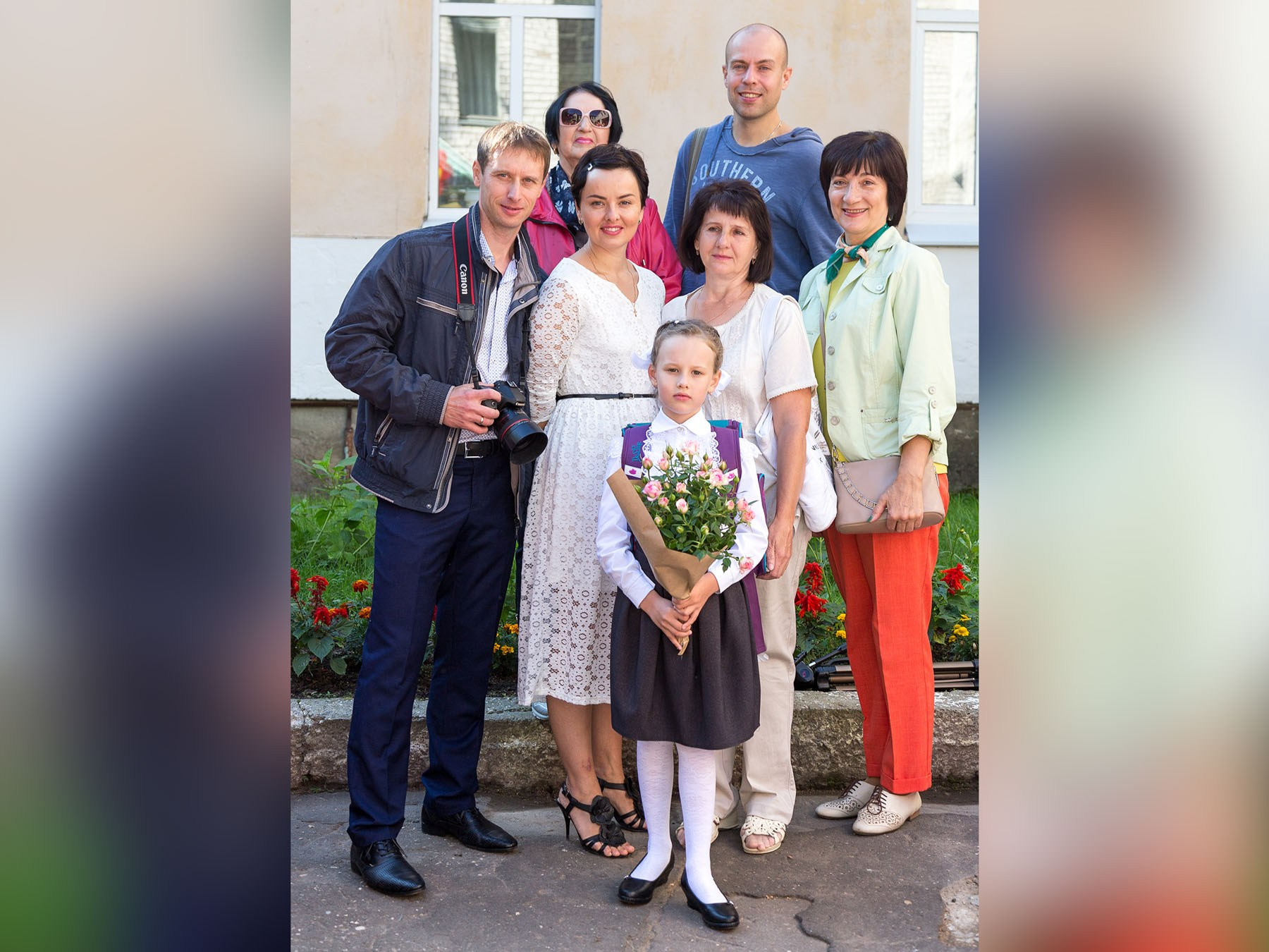 Первоклассник с родителями и родственниками во время школьной фотосессии