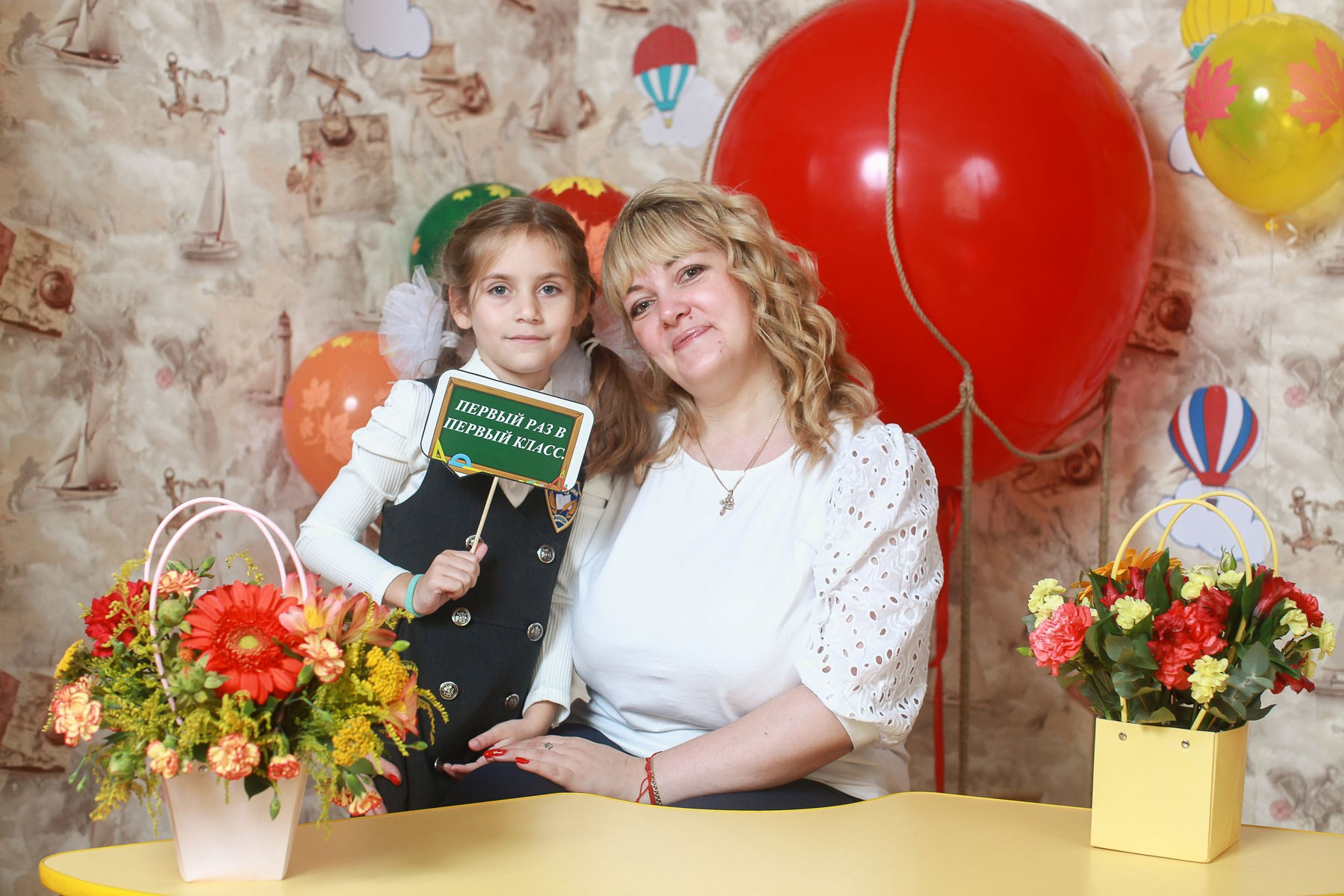 Первоклассники с классным руководителем на школьной фотосессии