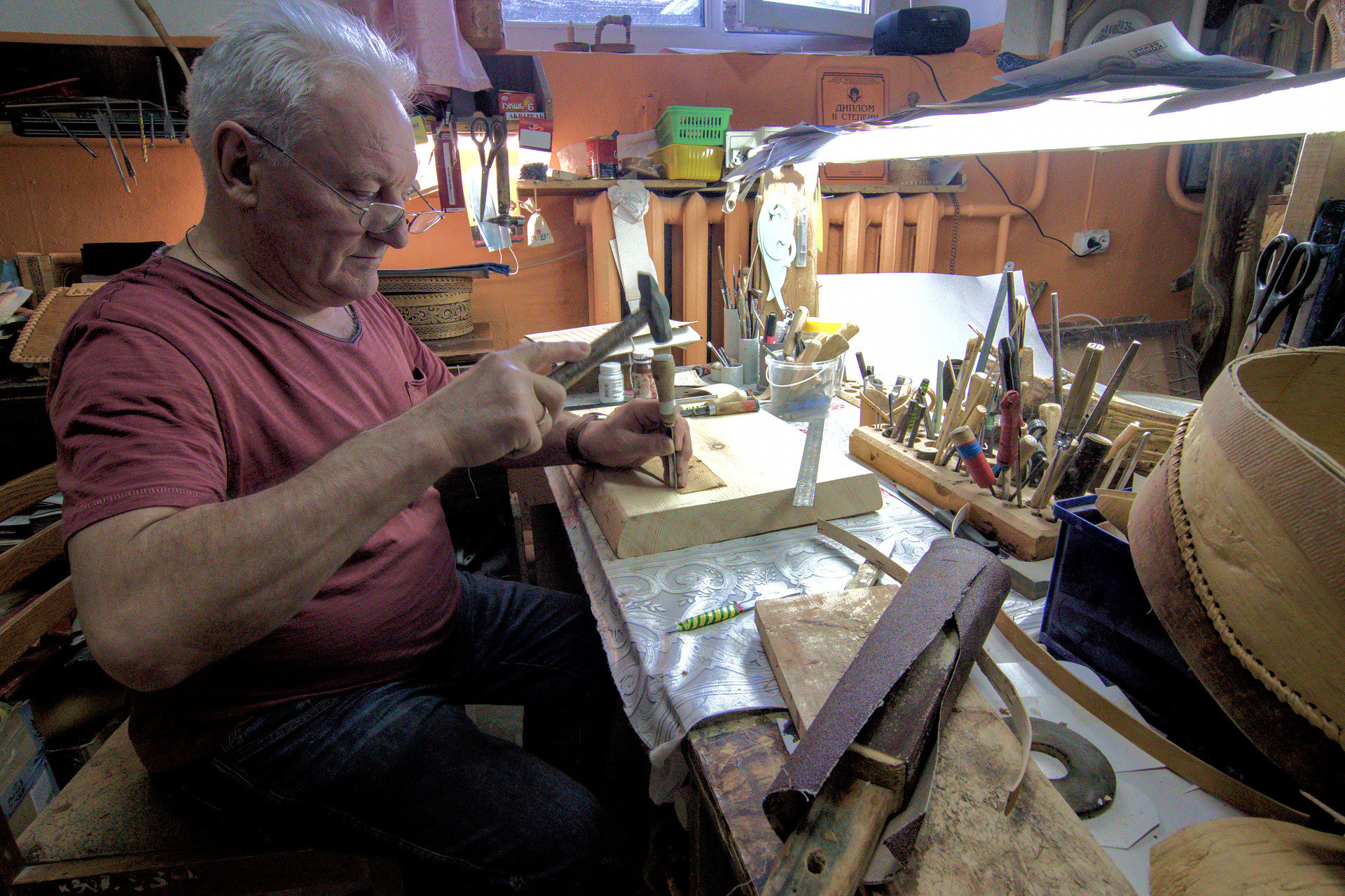 Мастер за работой. Изделия из бересты. Новосибирск.