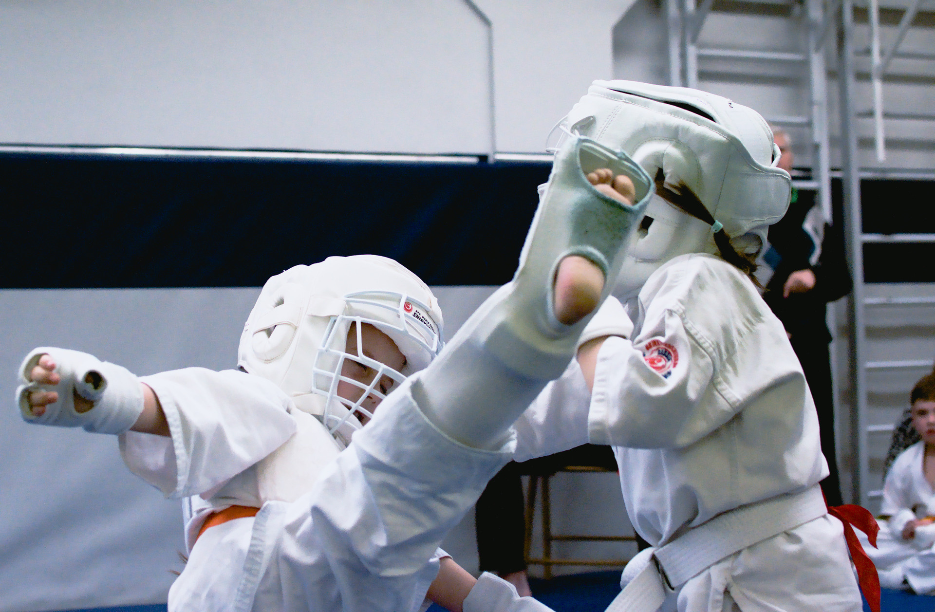 Карате. Детские соревнование, удар ногой в голову. Новосибирск Спортивная репортажная  фотография