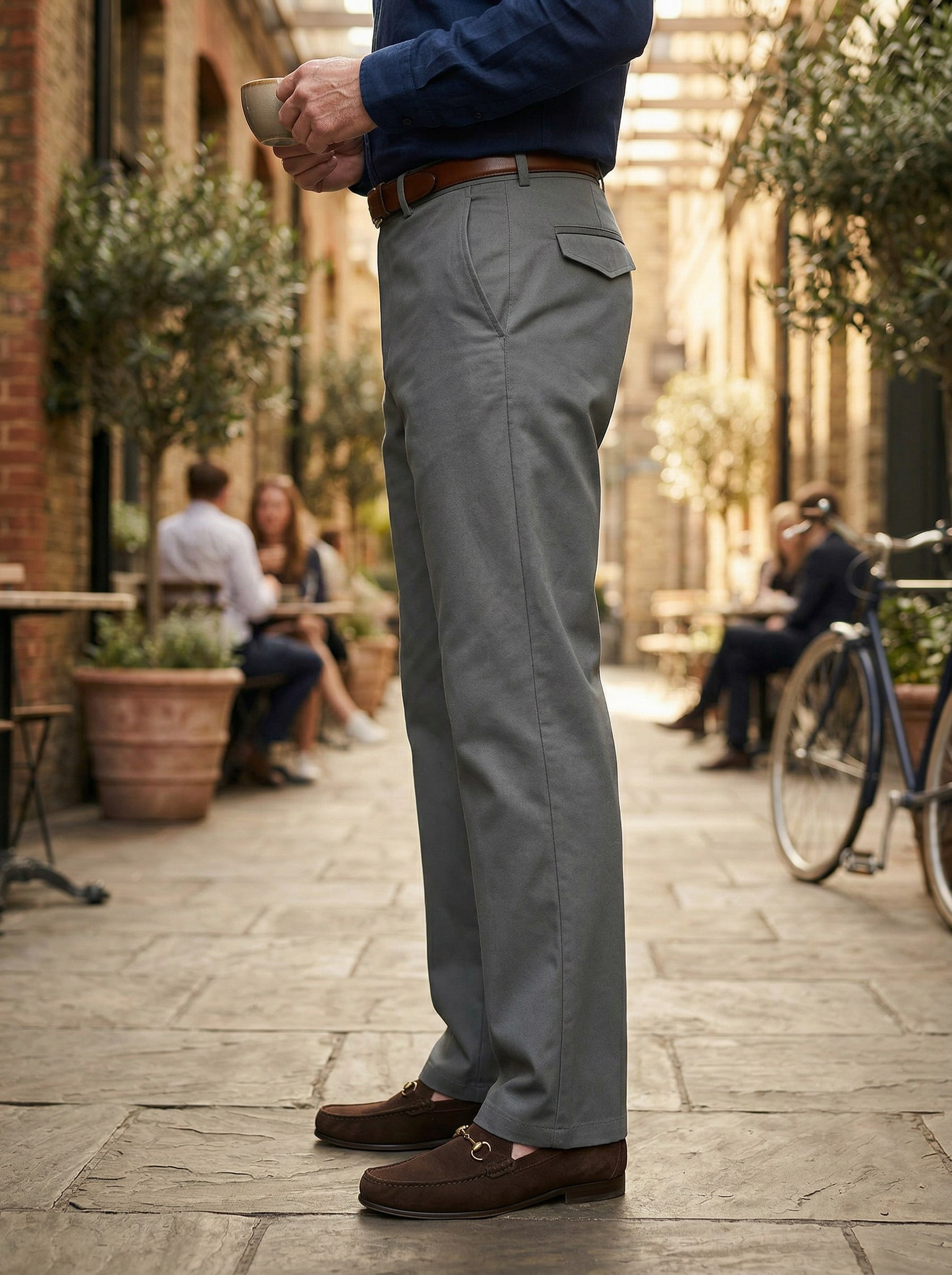 Генерация фото в интерьере для серых брюк на улице