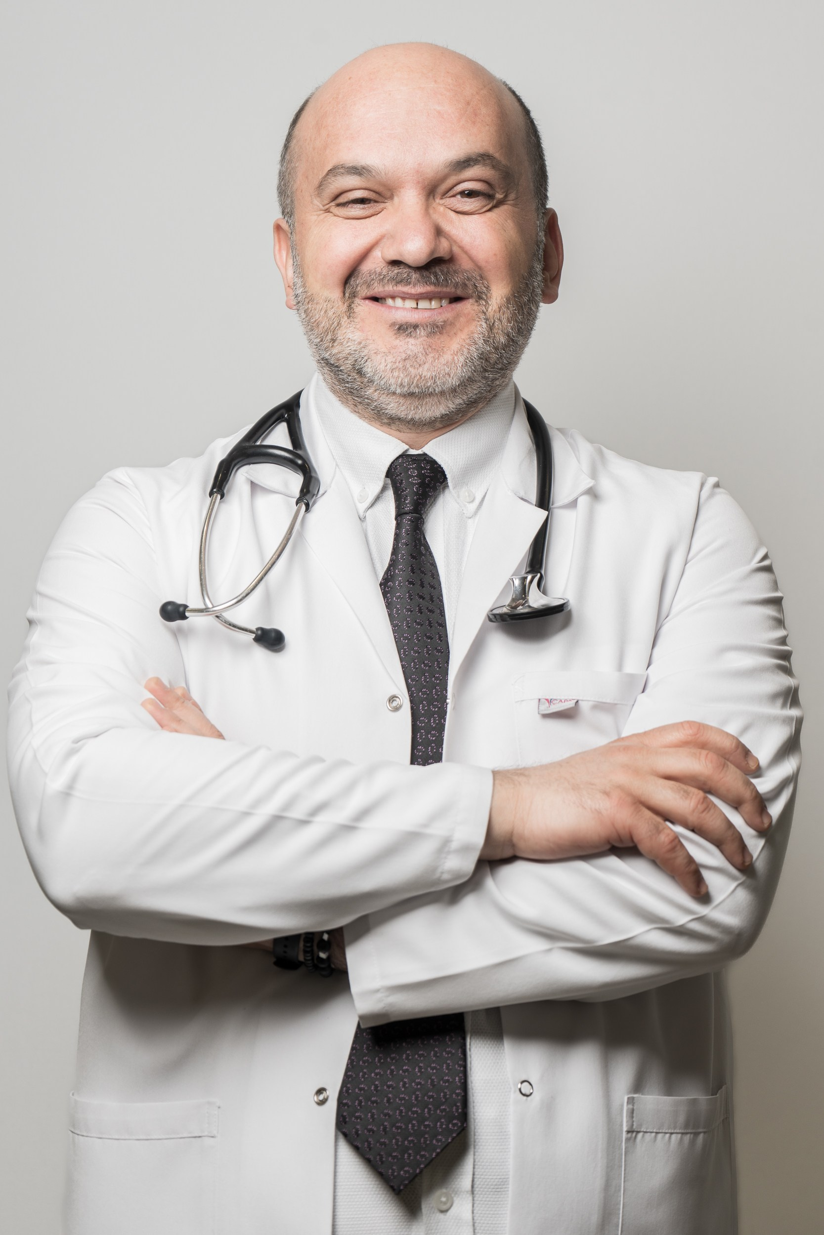 Студийный портрет мужчины в белом медицинском халате — деловая и медицинская портретная фотосъёмка.