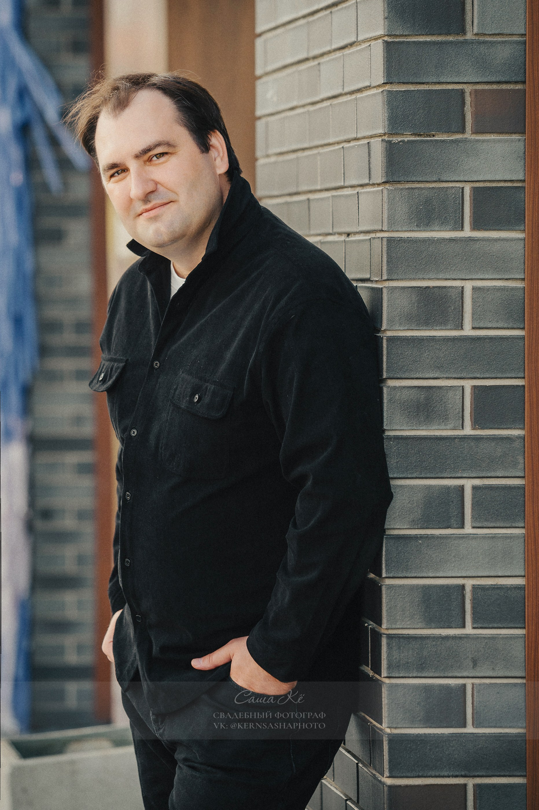 Жених целует руку невесты в романтической обстановке