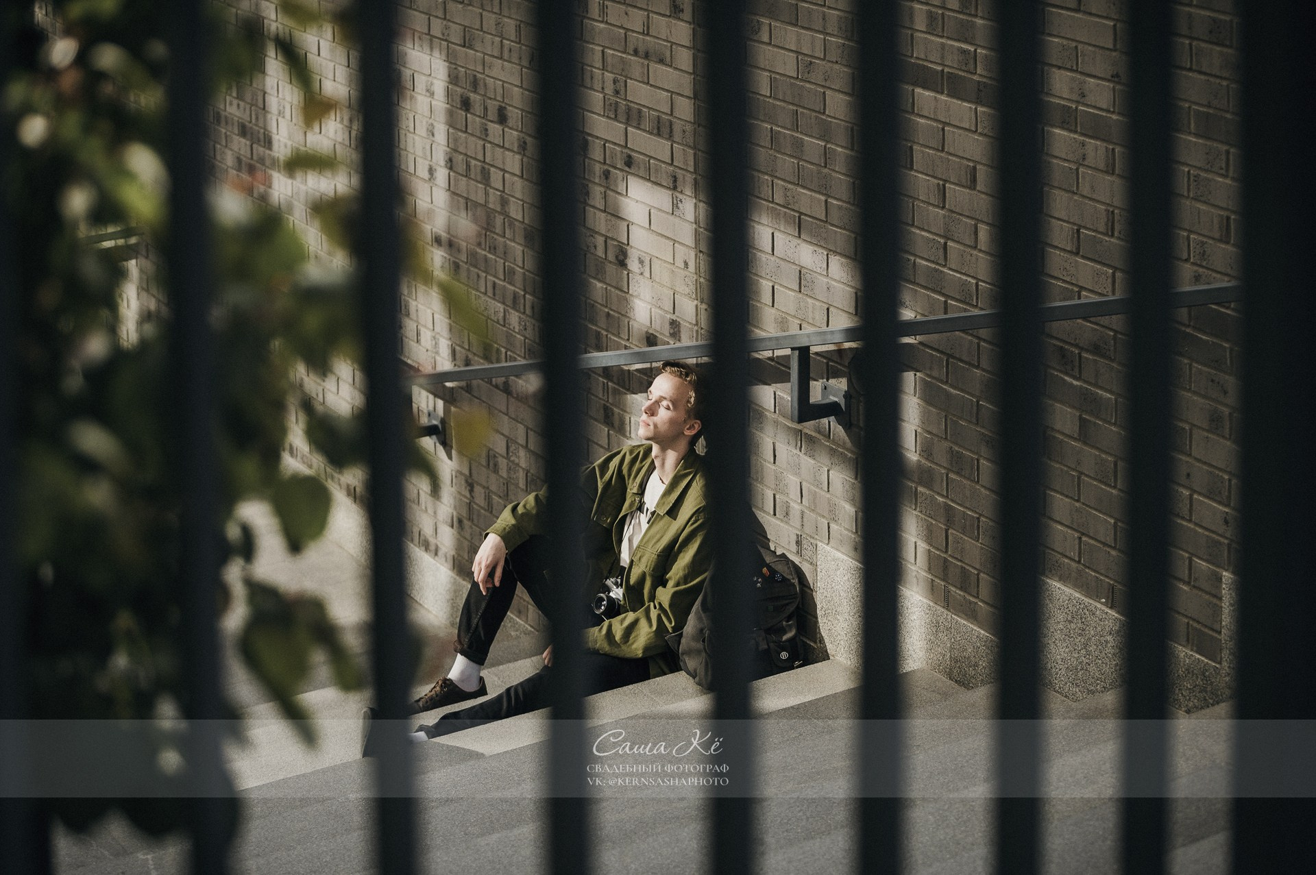 Парень в стильной одежде на фоне инских холмов — фэшн фотосессия с Сашей Кё