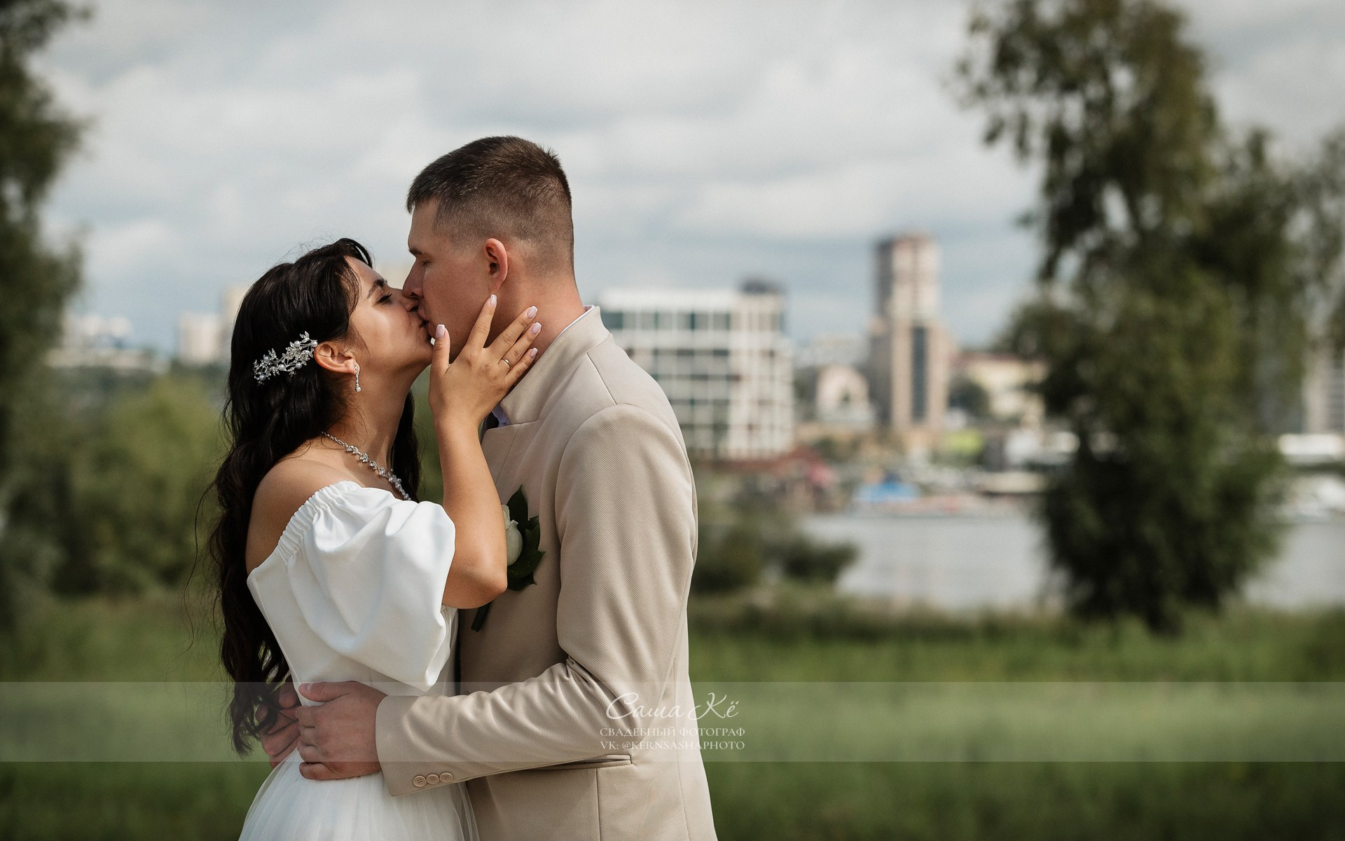 Свадебная фотосессия O&A в Парк-Арена у нового ледового дворца. Свадебный, семейный и event фотограф в Новосибирске и Новосибирской области Саша Кё