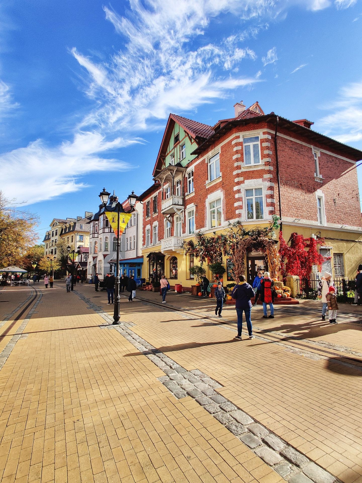 Курортный проспект в городе Зеленоградске солнечным осенним днем