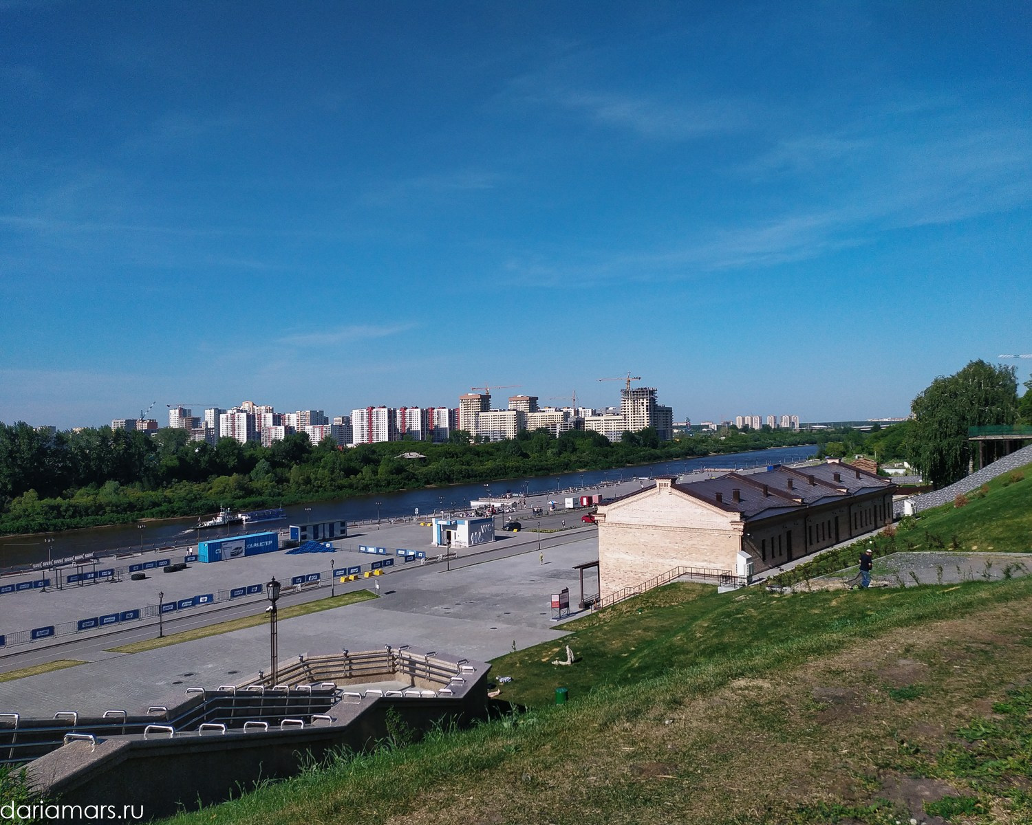 Красивый панорамный вид на набережную со смотровой площадки