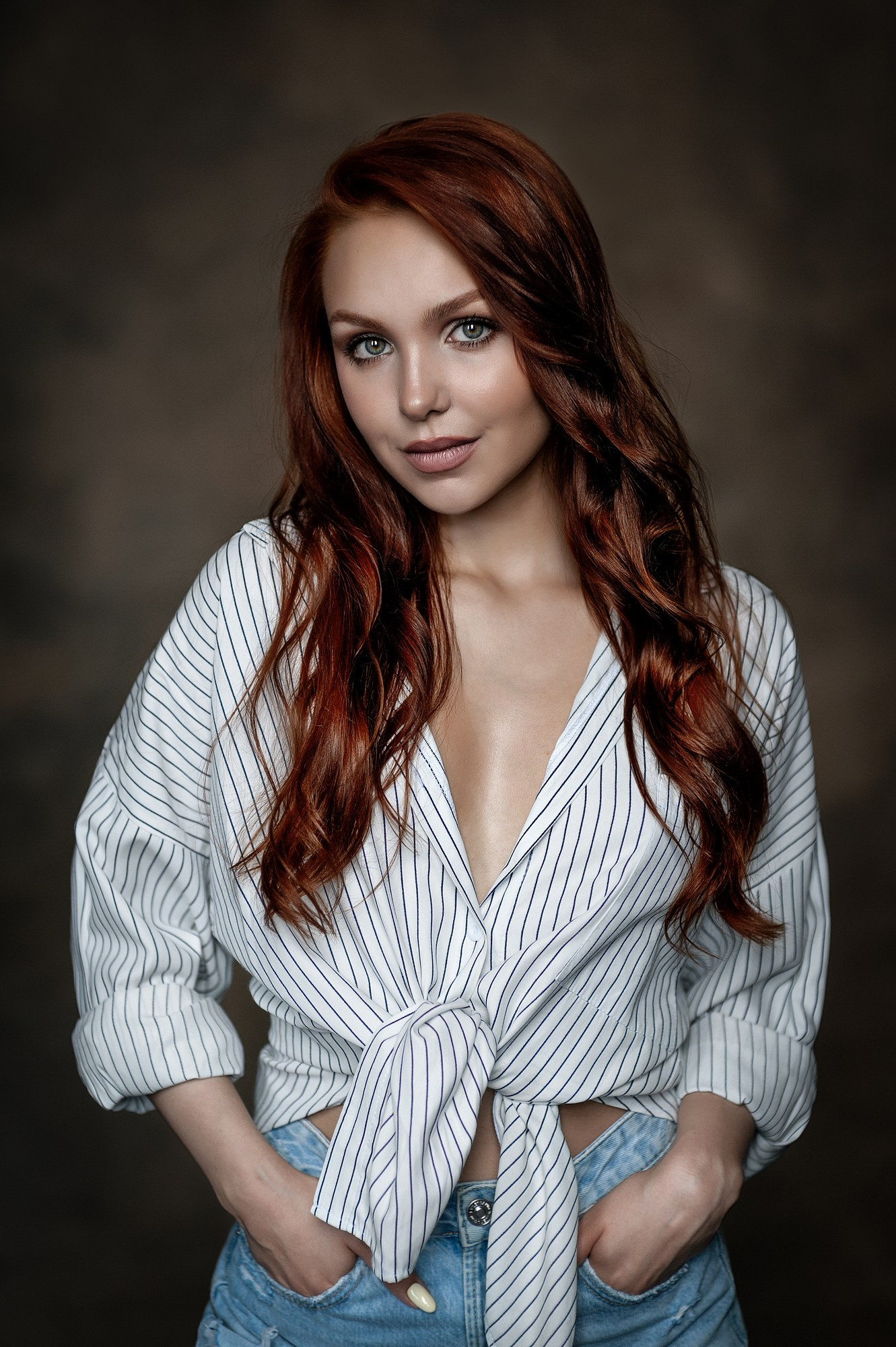 Девушка в белой рубашке и джинсах