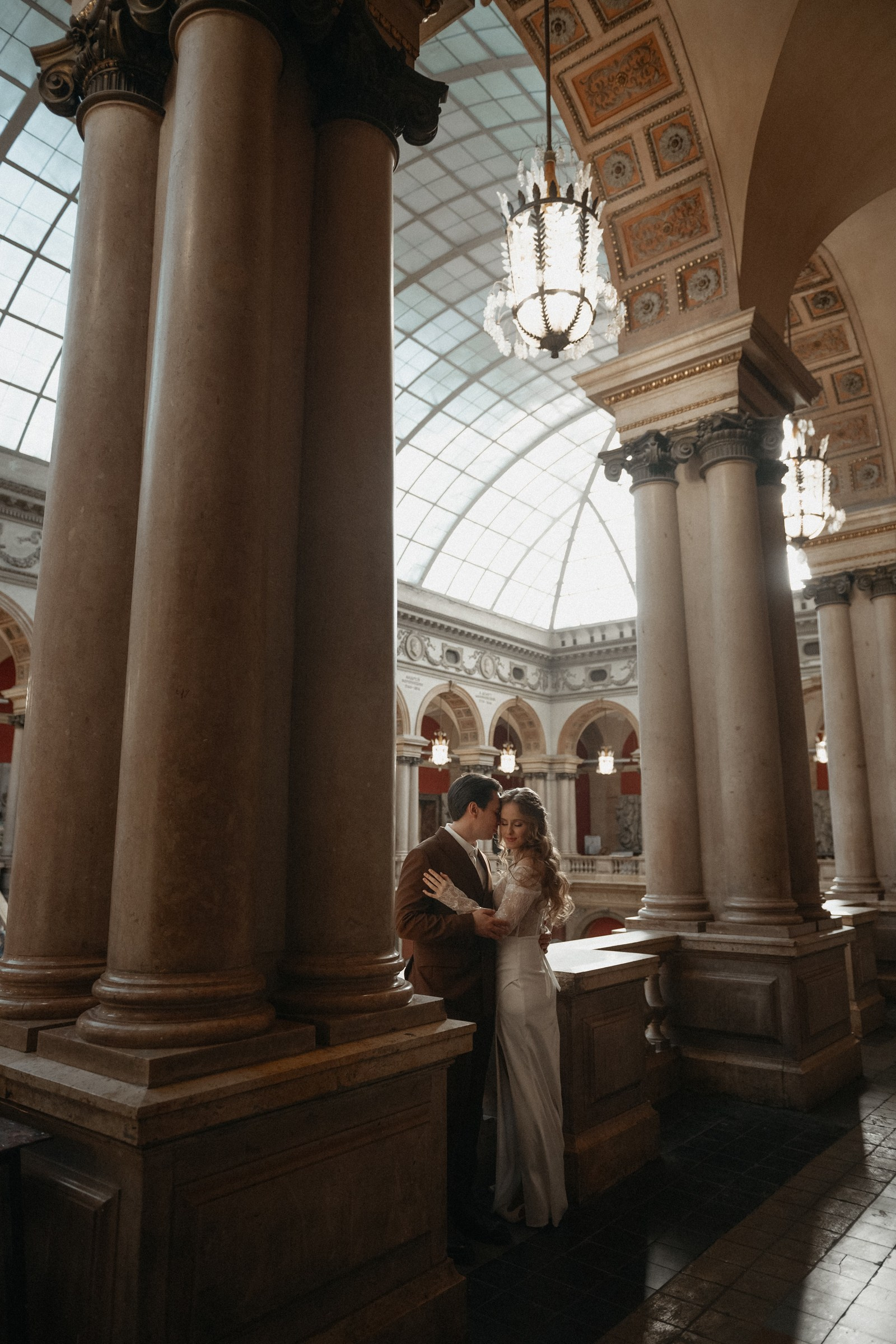 Закрытые места для свадебной фотосессии в дождь, осенью или зимой. Свадебный фотограф в Санкт-Петербурге Венера Ахметова