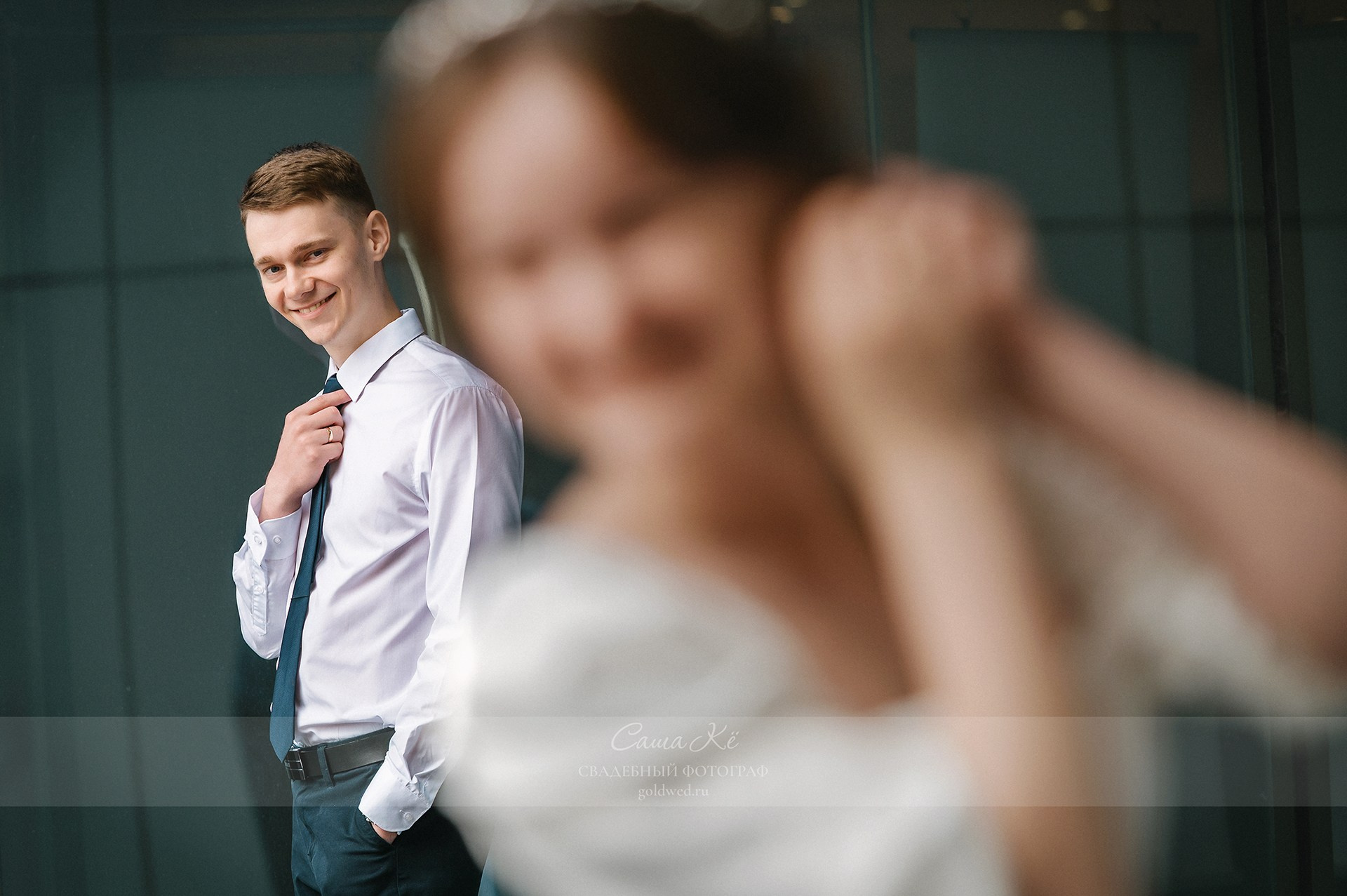 Свадебная прогулка А&А около концертного зала имени АМ Каца. Свадебный, семейный и event фотограф в Новосибирске и Новосибирской области Саша Кё