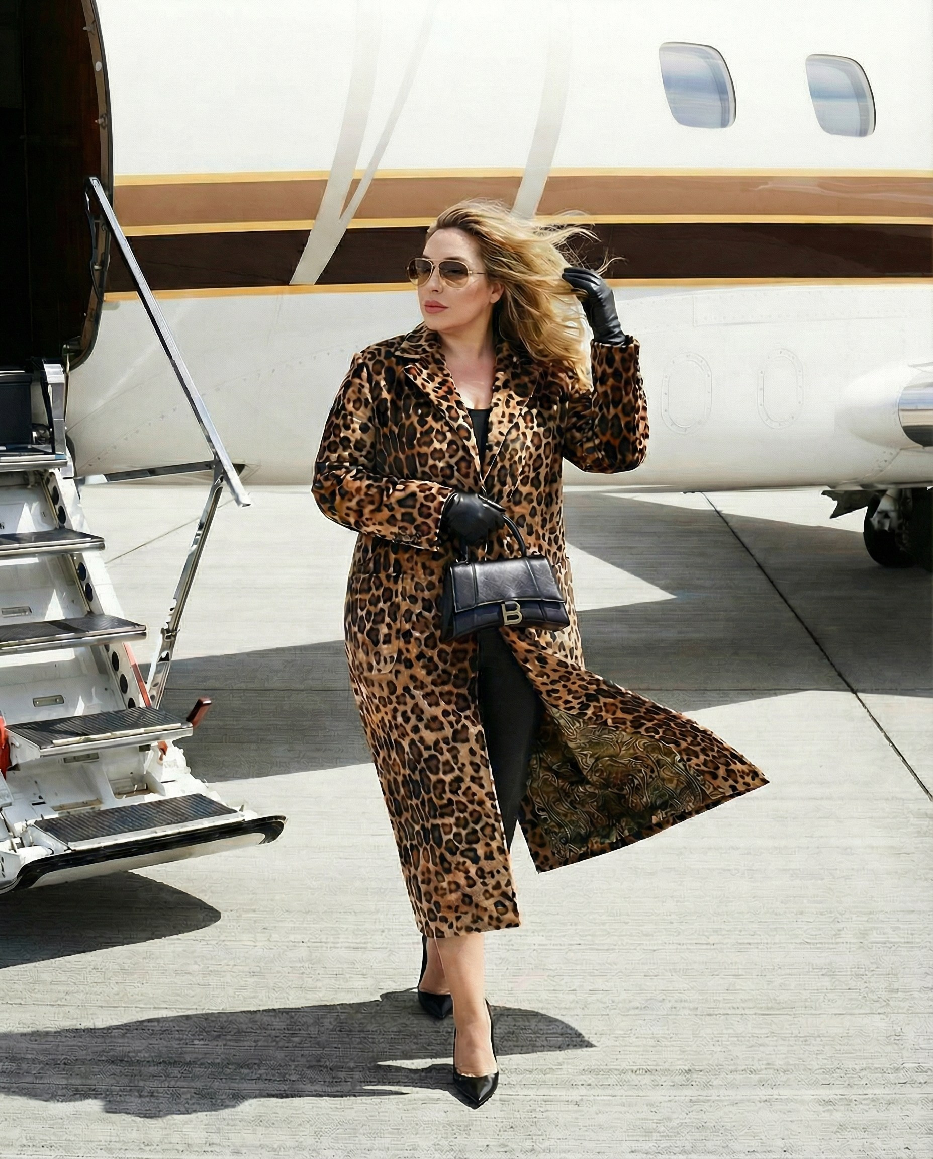 AI-портрет женщины-эксперта у частного самолета — премиальный визуал для сайта, блога и личного бренда