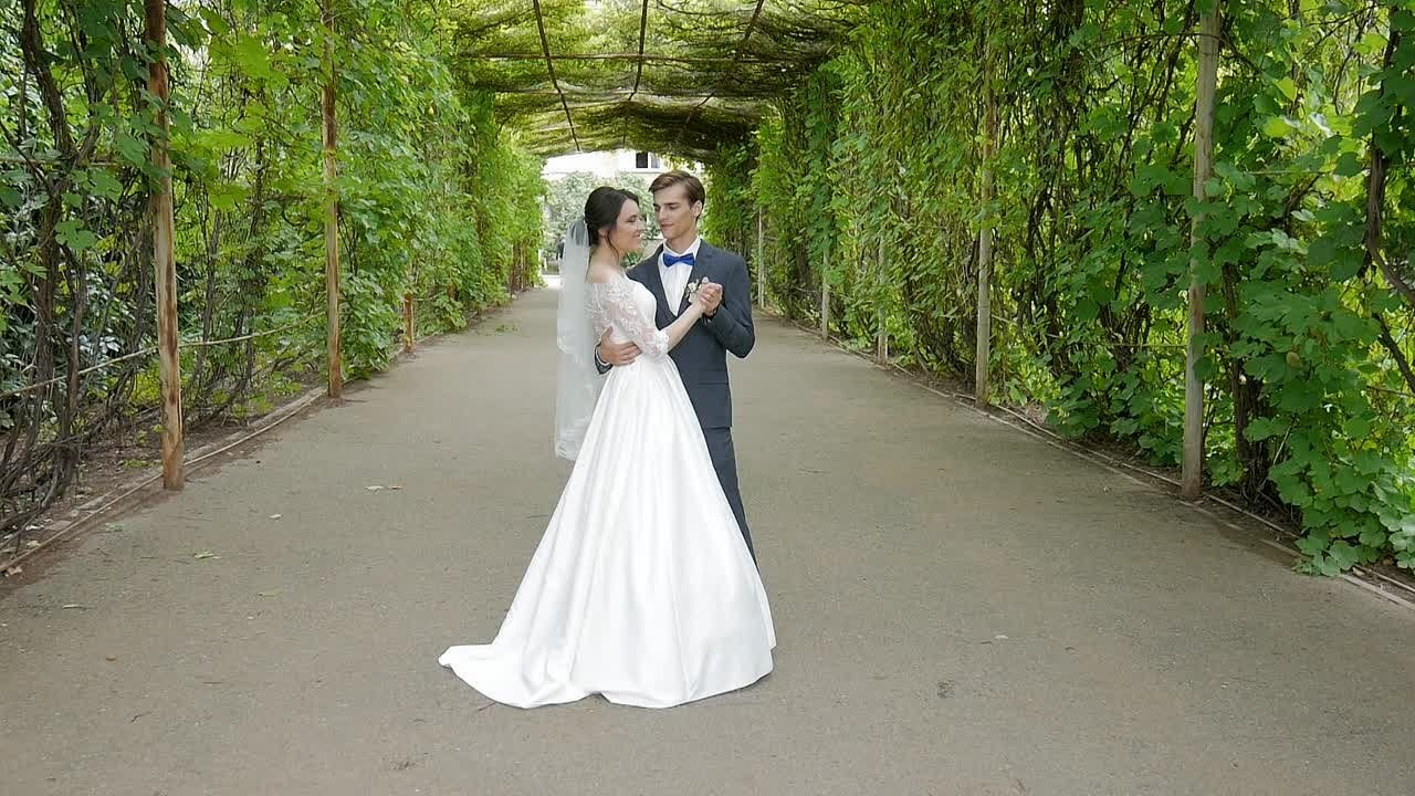 ВИДЕО. Свадебный фотограф/видеограф Александр Кабанов. Школьный фотограф. Фото и видеосъемка