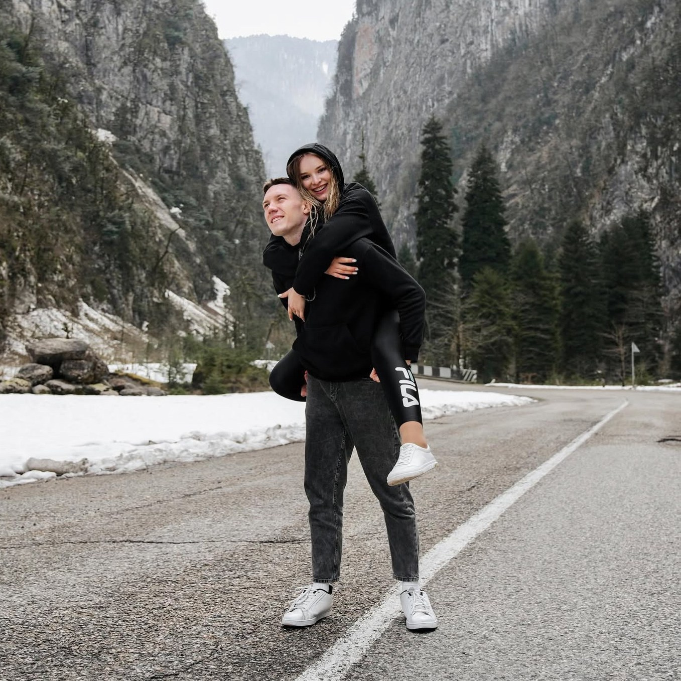 Авторские путешествия на красном кабриолете Lexus. Сочи, Адлер, Сириус, Красная Поляна, озеро Рица. Личный водитель и фотограф. Свадебный фотограф в Сочи и Адлере — Фотосессии на море и в горах | Виктор Рогулев