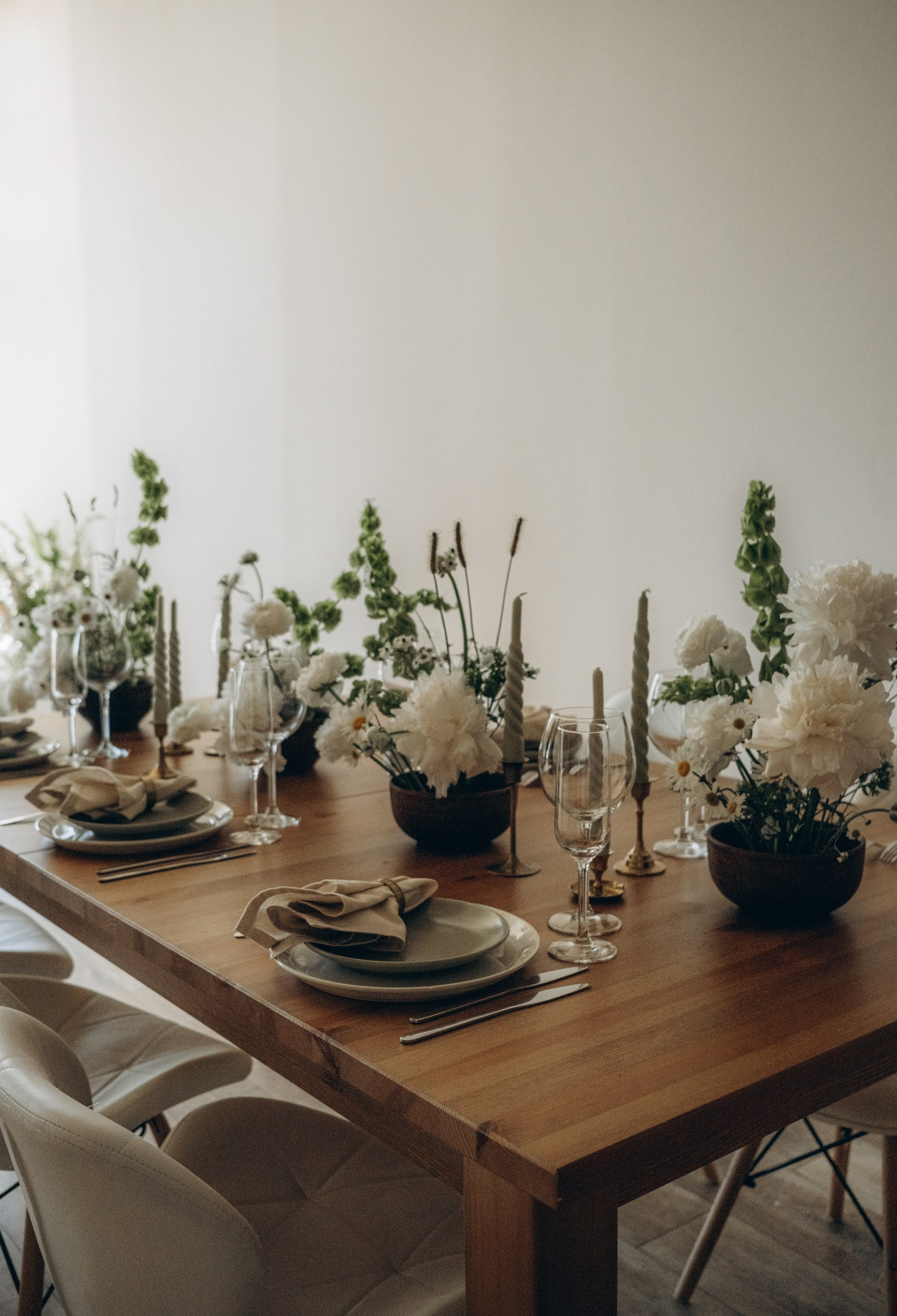 Композиции из пионов на Бело-зеленой  свадьбе