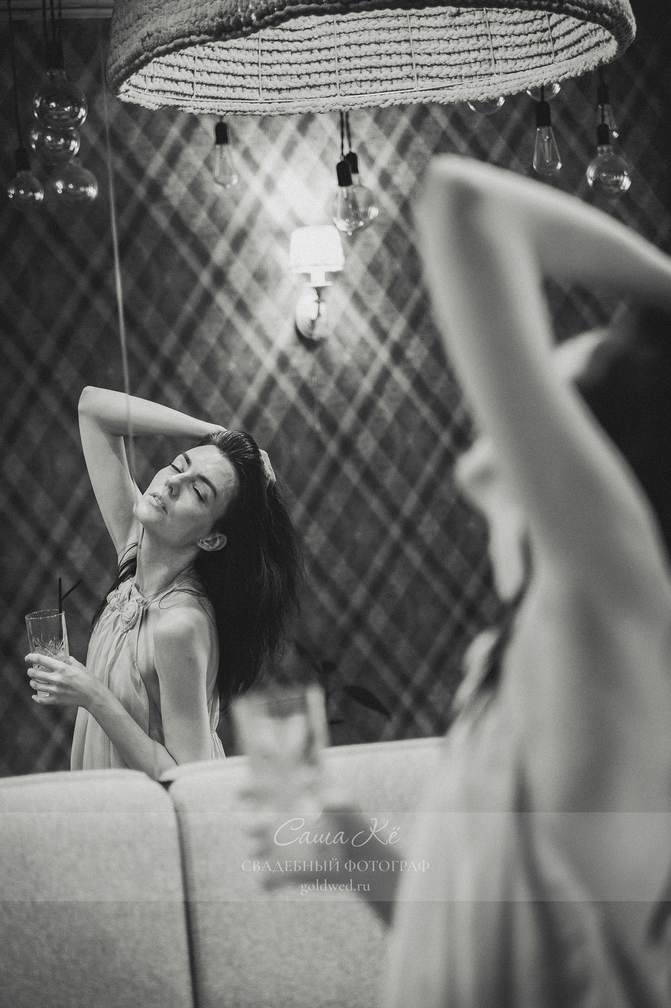 Стильная фотосессия у реки, fashion эстетика, прогулка, модель с мягкой нежностью, сильные эмоции. Фотограф Новосибирск Саша Кё.