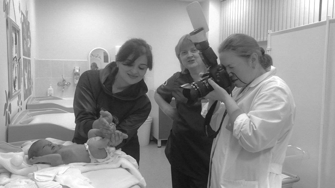 Фотосъемка выписки из роддома в Москве, заказать фотографа на выписку ньюборн съемка в роддоме newborn фотограф в Юдино