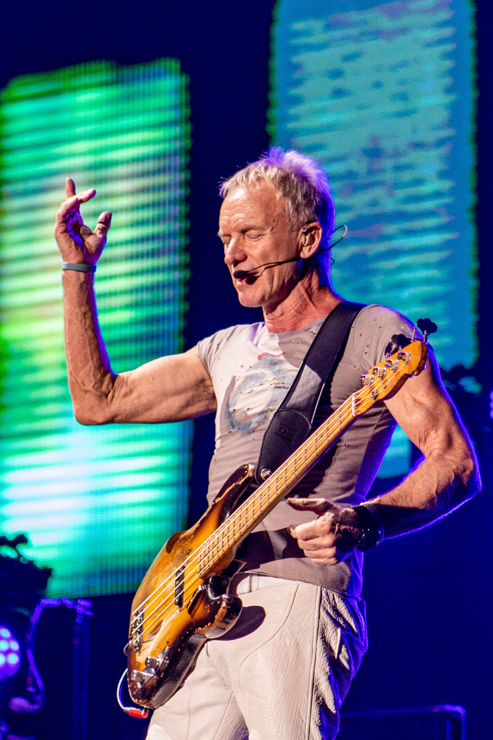 Стинг с гитарой на концерте в Дубай