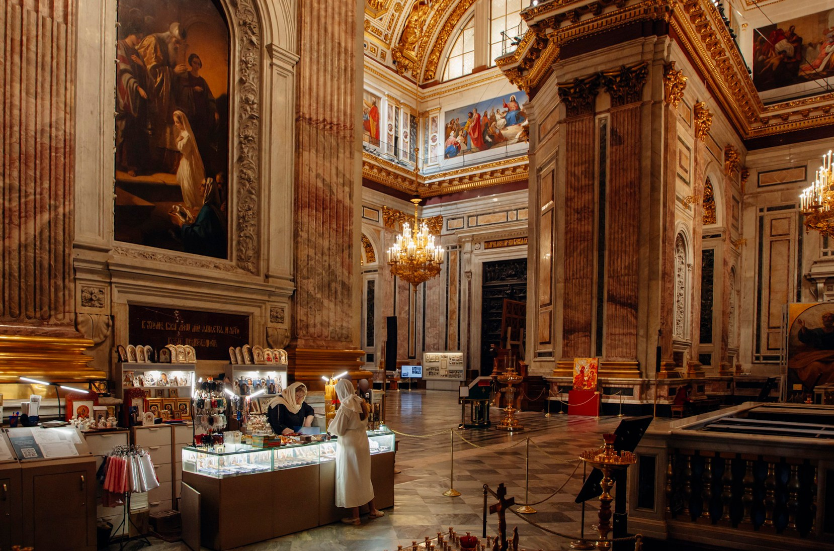 Крещение девочки в Исаакиевском соборе. Фотограф крещение венчание в Петербурге! Помогает подобрать храм и посоветовал душевного батюшку в СПб