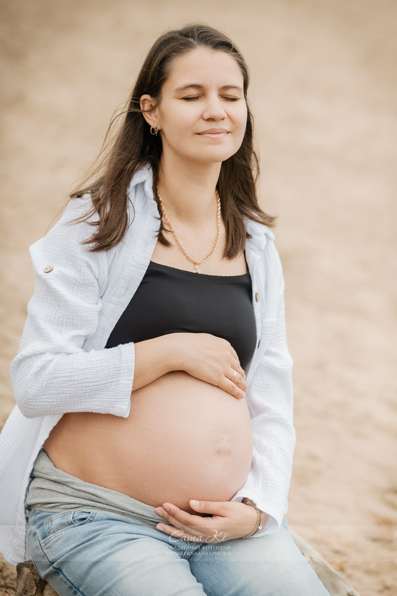 Семейная фотосессия беременной девушки на пляже, профессиональный фотограф Саша Кё, Новосибирск.