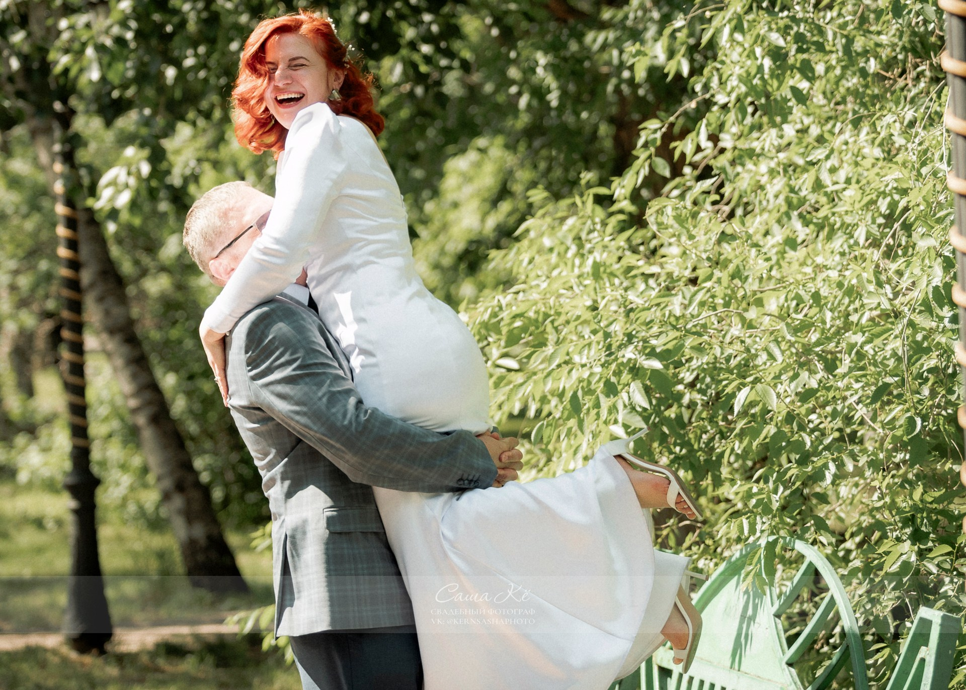 Пара на фоне красивых деревьев в Новосибирске