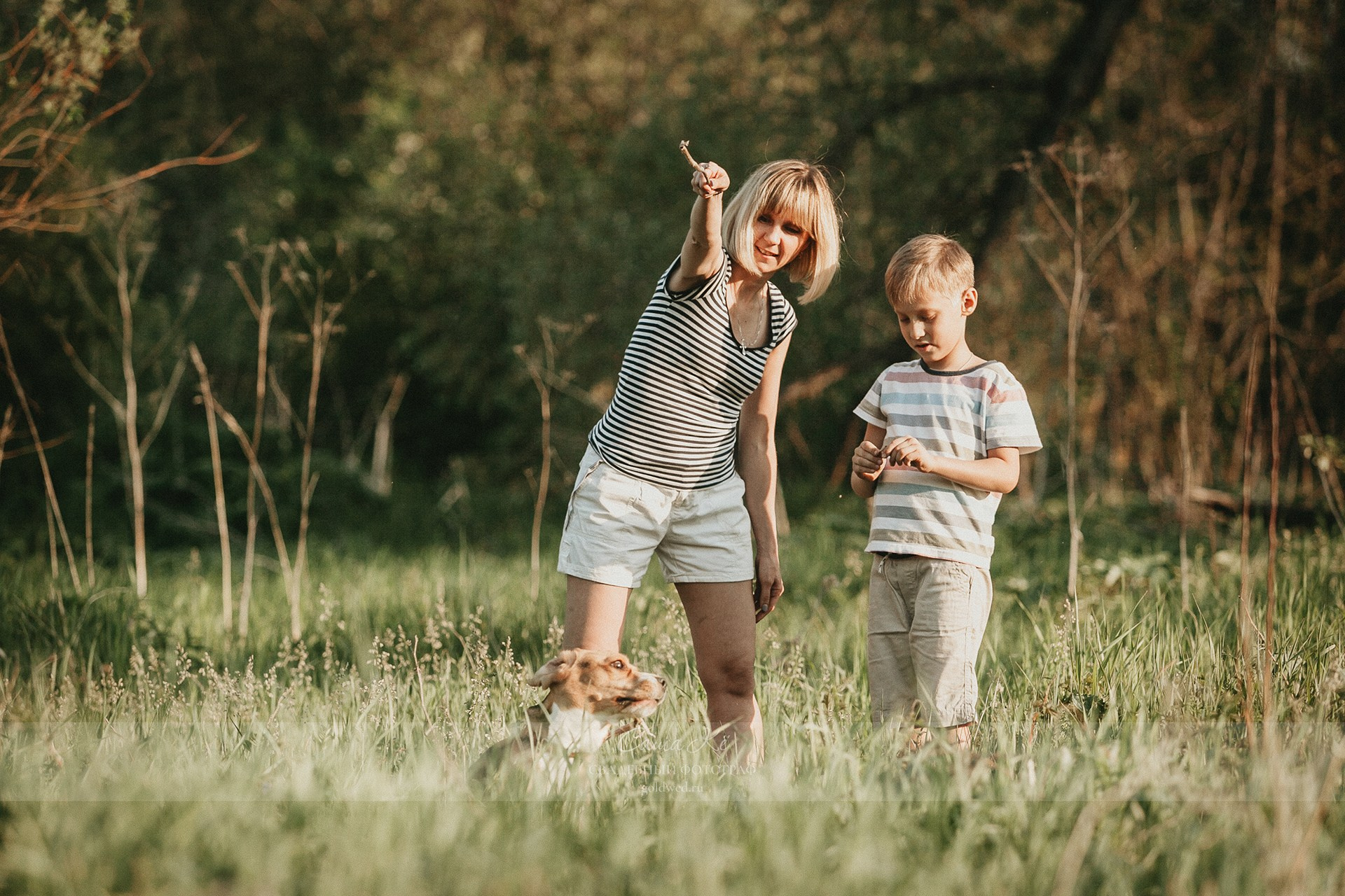 Прогулочная фотосессия с фотографом Саша Кё - семейная съемка с поцелуями и нежностью