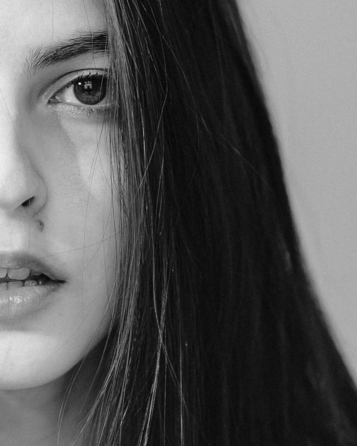 женский портрет; половина лица; девушка крупным планом; черно белый портрет девочки; фотограф в анапе; фотосессия анапа; анна муратова фотограф анапа