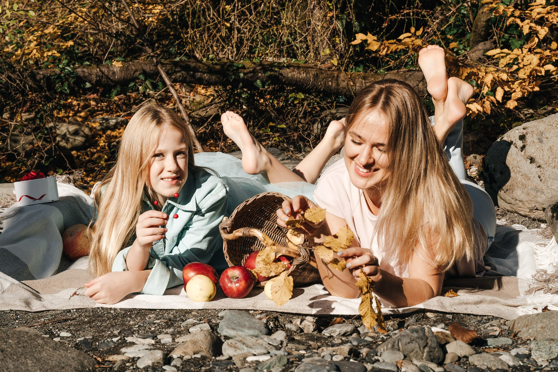 Семейный портрет мамы и дочери возле речки лежа