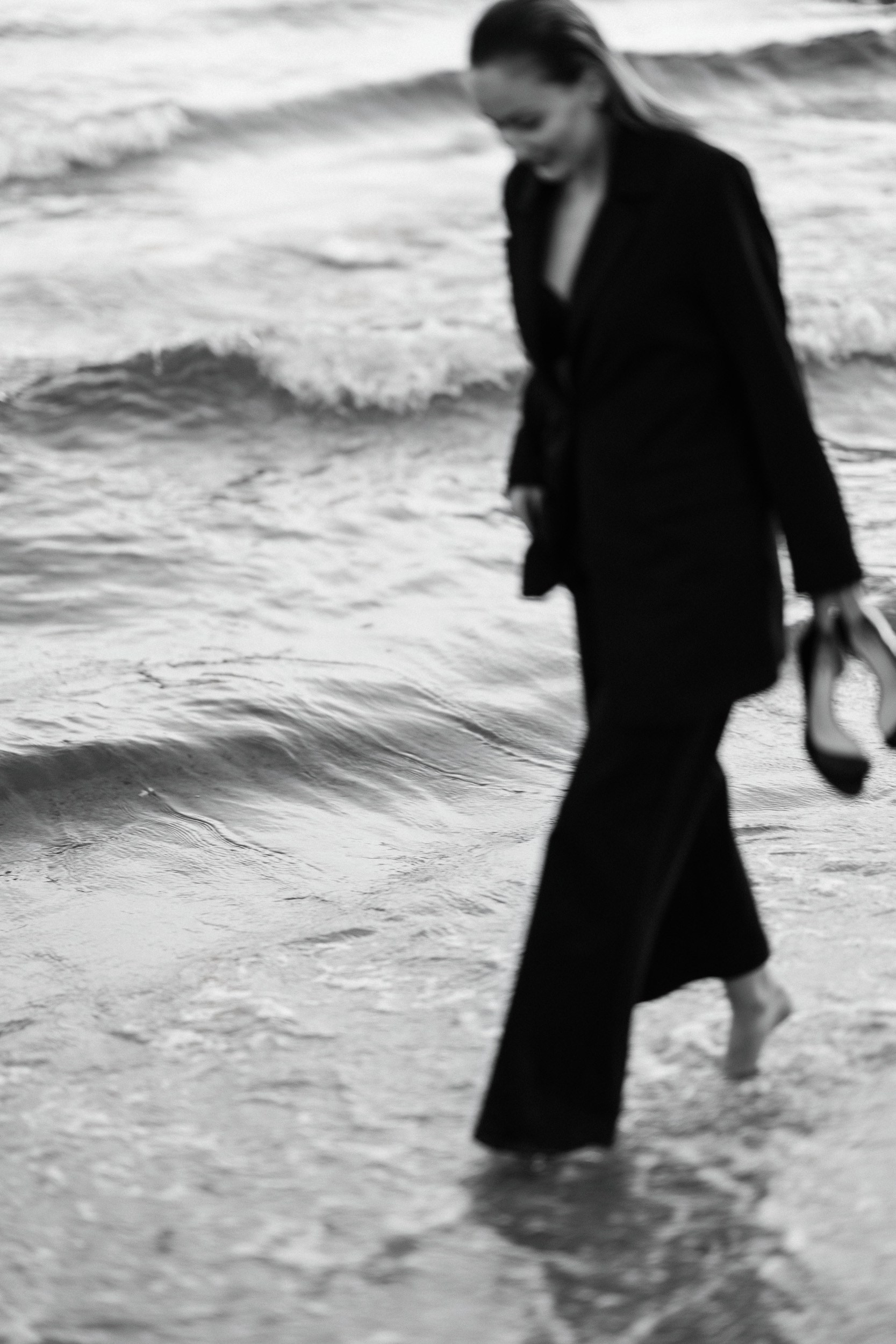 Атмосферный кадр: девушка на пирсе в Зеленоградске