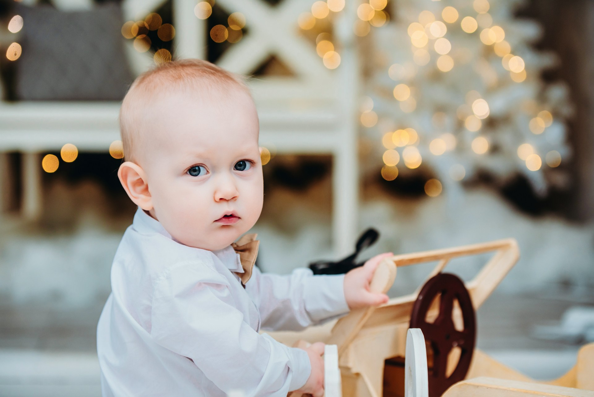 Малыш улыбается в новогодней студии. Ольга Ли свадебный семейный фотограф Иркутск