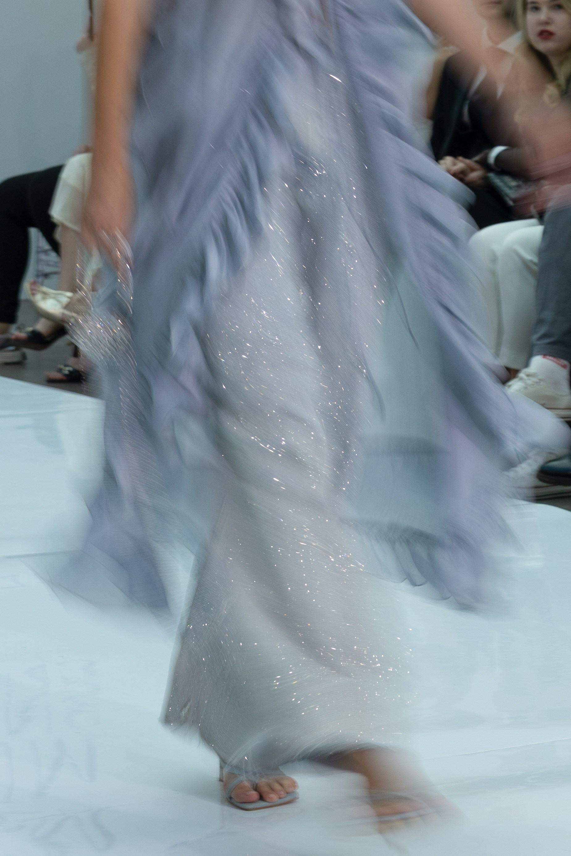 <img src="image.jpg" alt="репортаж с модного показа в Санкт-Петербурге">