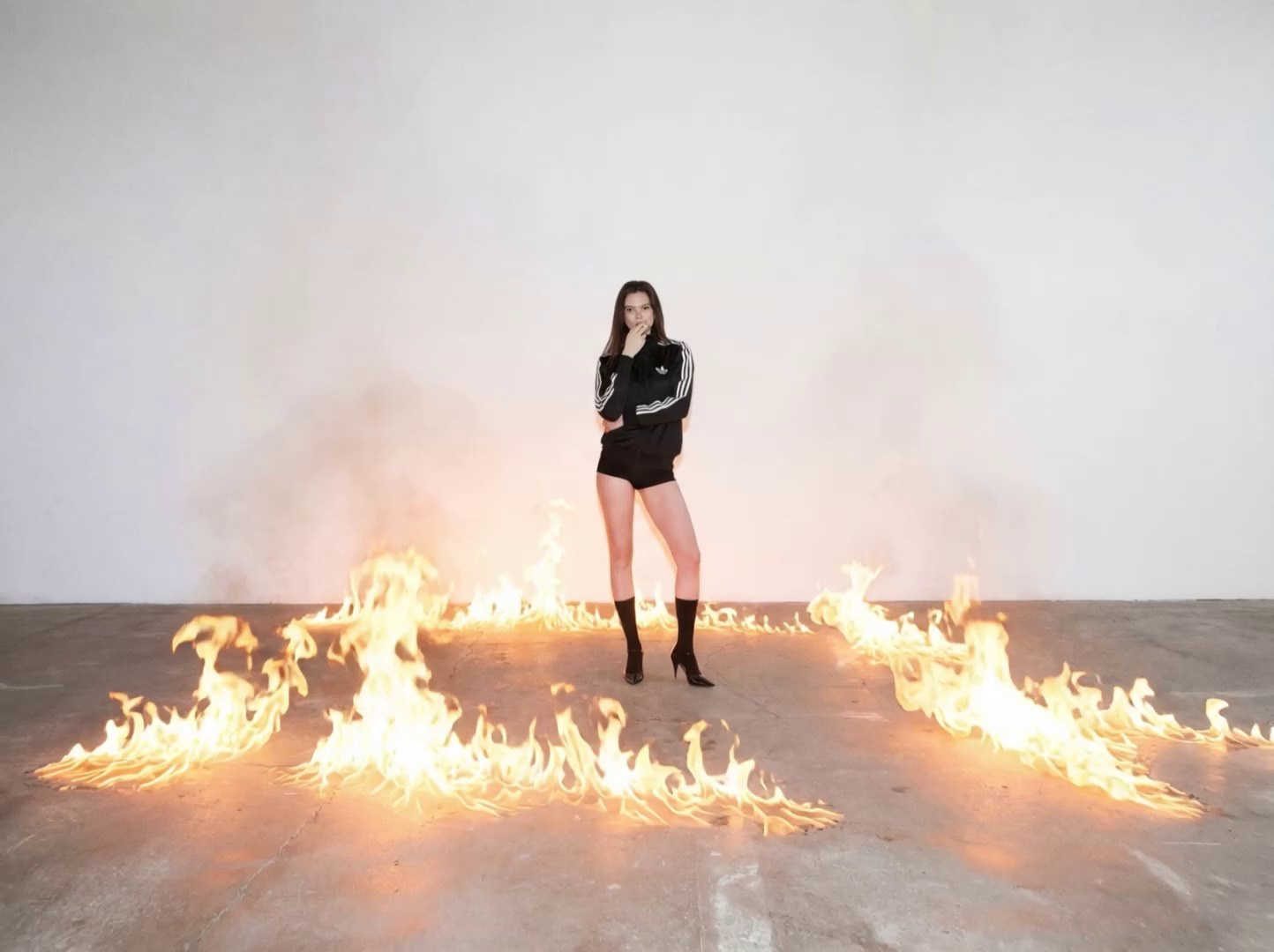 AI. Я Саша, креативный продюсер и арт-директор из Москвы. Придумываю, собираю и запускаю визуальные проекты