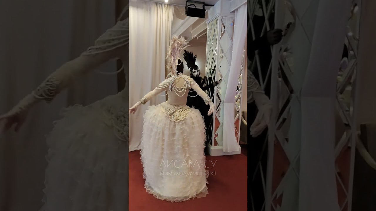 Персонажи светлая и чёрная Ворона на встречу гостей. Мимы и Ходулисты на встречу гостей. Москва