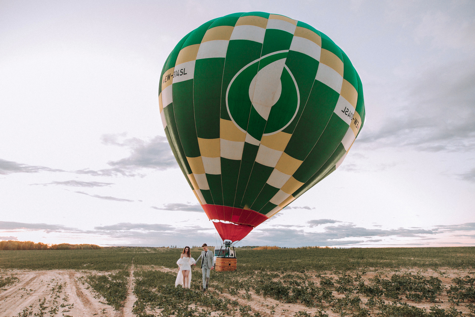 Вдвоем на шаре. Свадебный фотограф Минск РБ