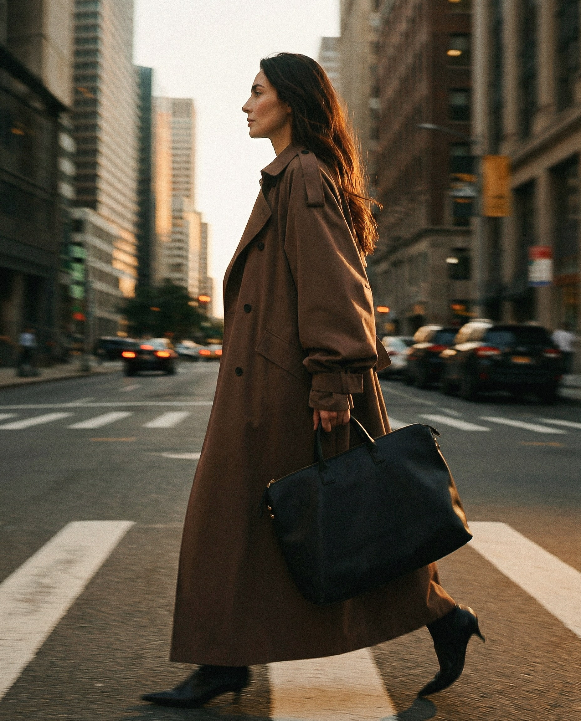ИИ-генерация для бренда одежды — женщина в длинном коричневом пальто переходит дорогу в деловом районе города