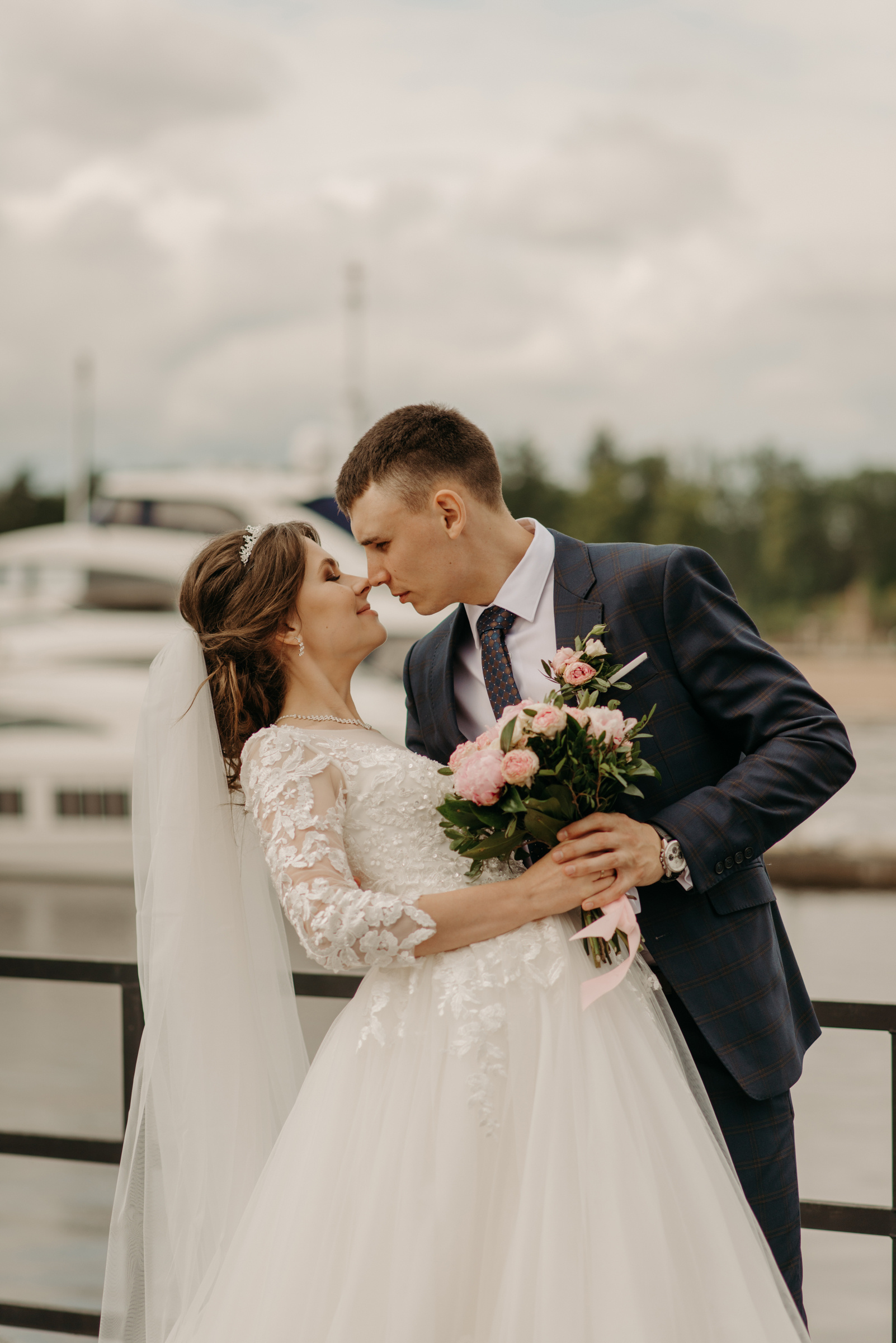 Свадебная фотосессия в яхт клубе на Петровской косе в Санкт-Петербурге. Свадебный фотограф в Санкт-Петербурге Венера Ахметова