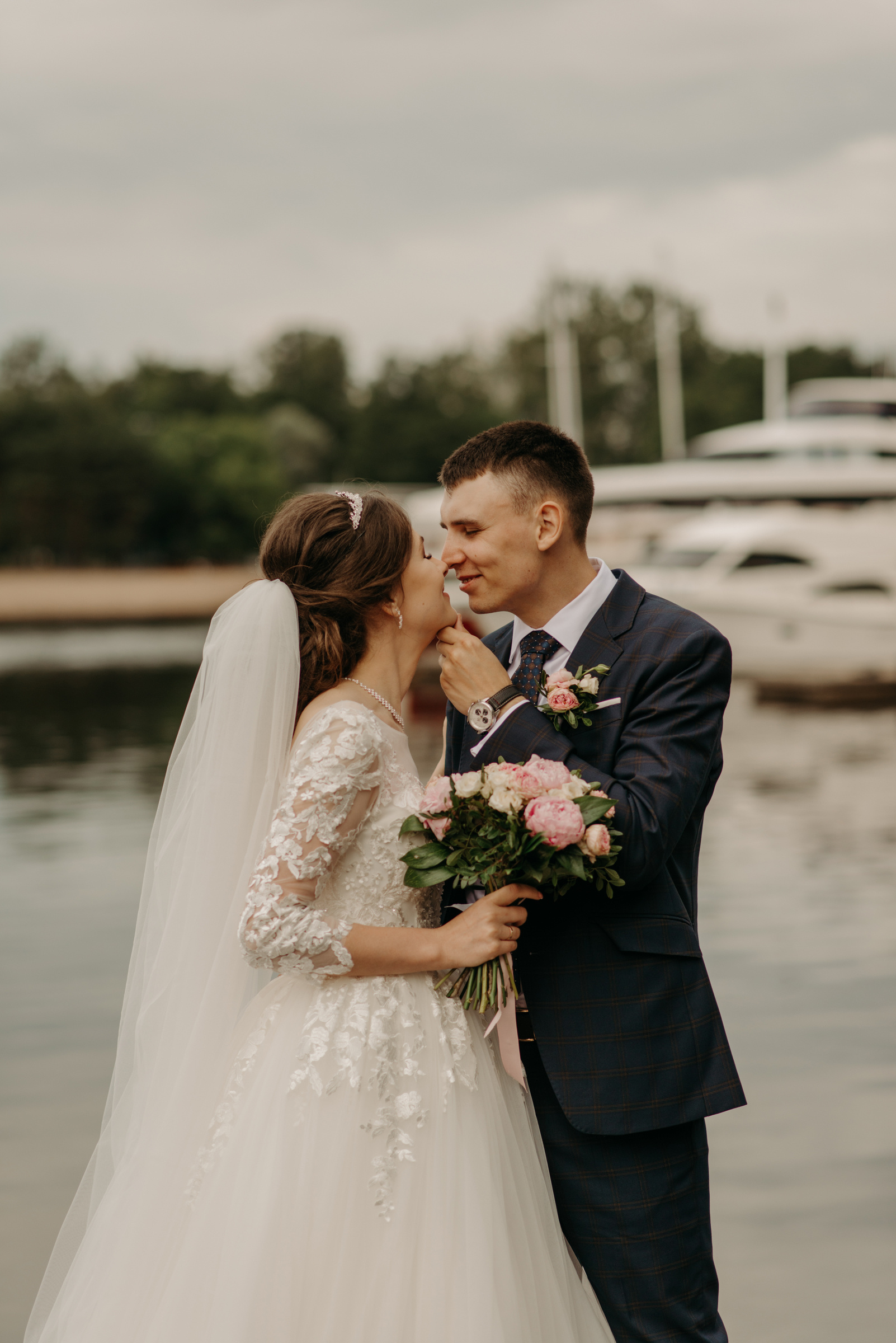Свадебная фотосессия в яхт клубе на Петровской косе в Санкт-Петербурге. Свадебный фотограф в Санкт-Петербурге Венера Ахметова